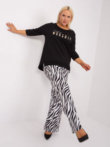 Czarna asymetryczna bluzka plus size z aplikacją