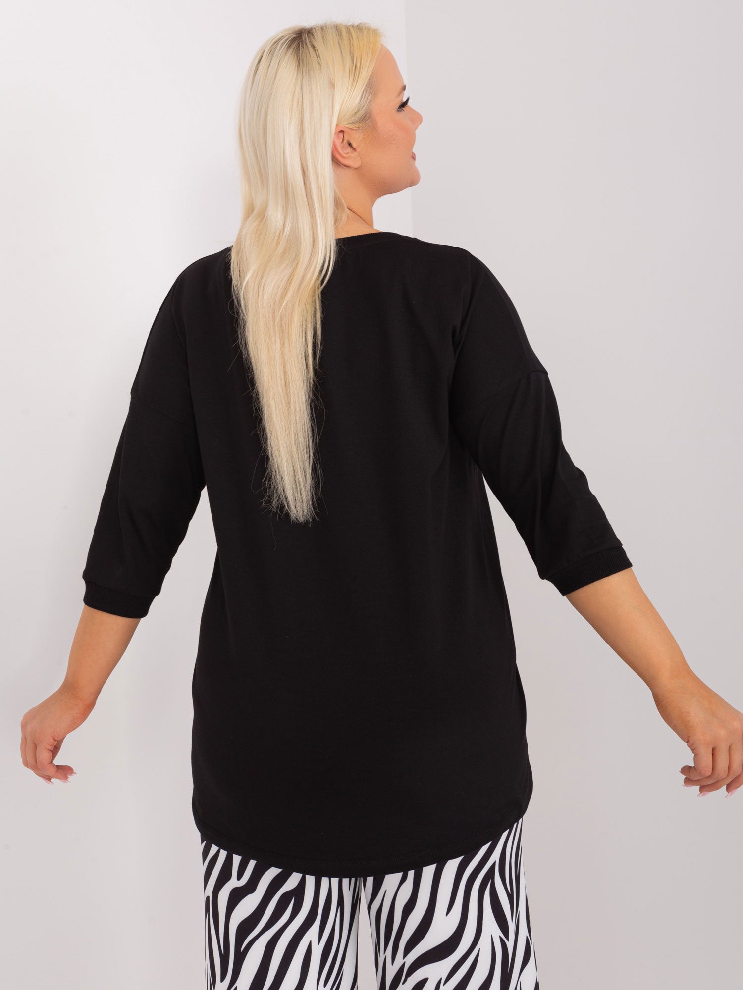 Czarna asymetryczna bluzka plus size z aplikacją