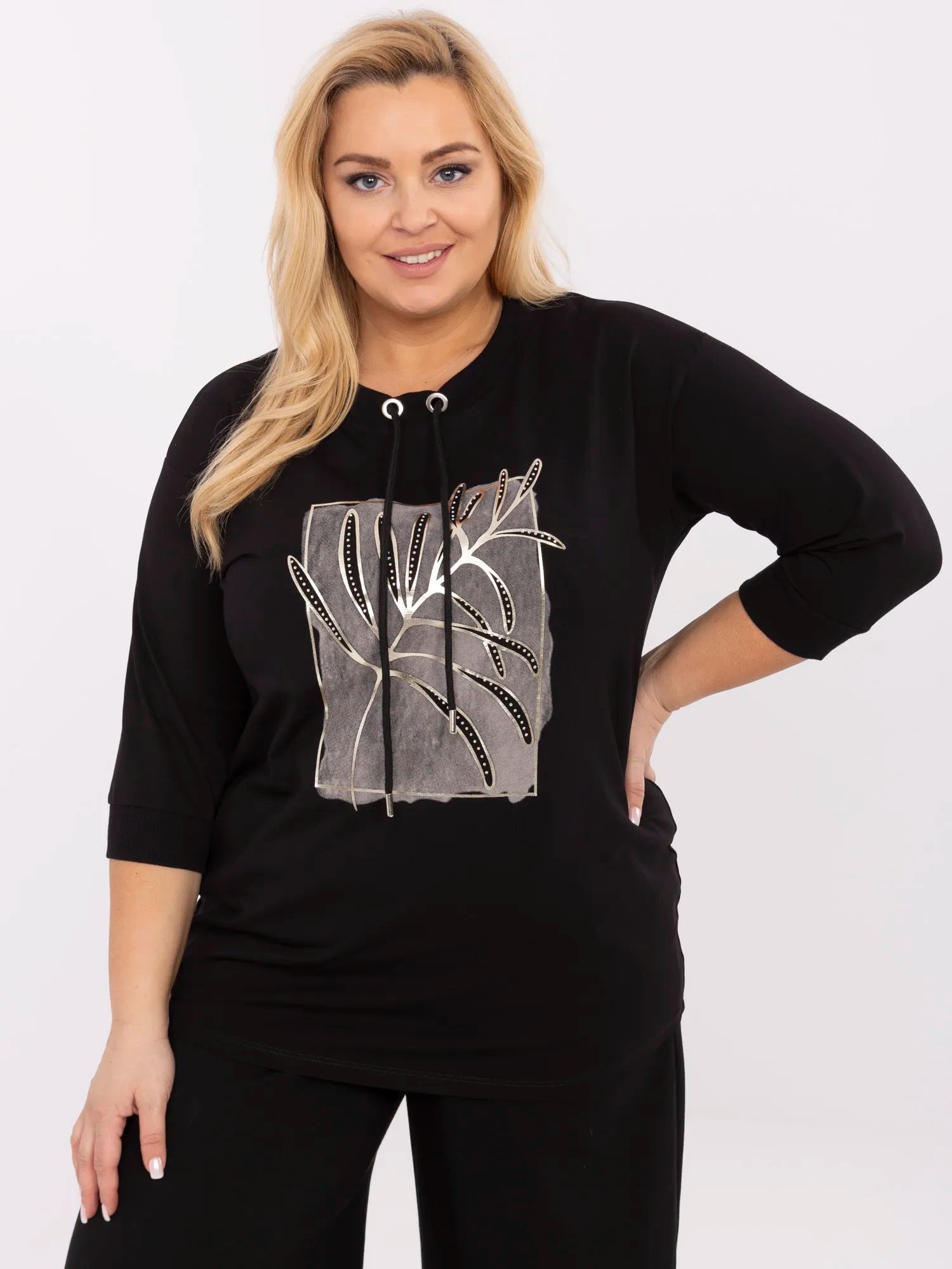 Czarna bawełniana bluzka plus size z aplikacjami