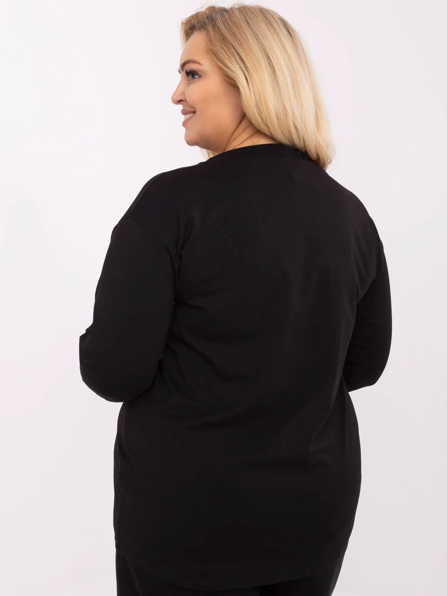 Czarna bawełniana bluzka plus size z aplikacjami