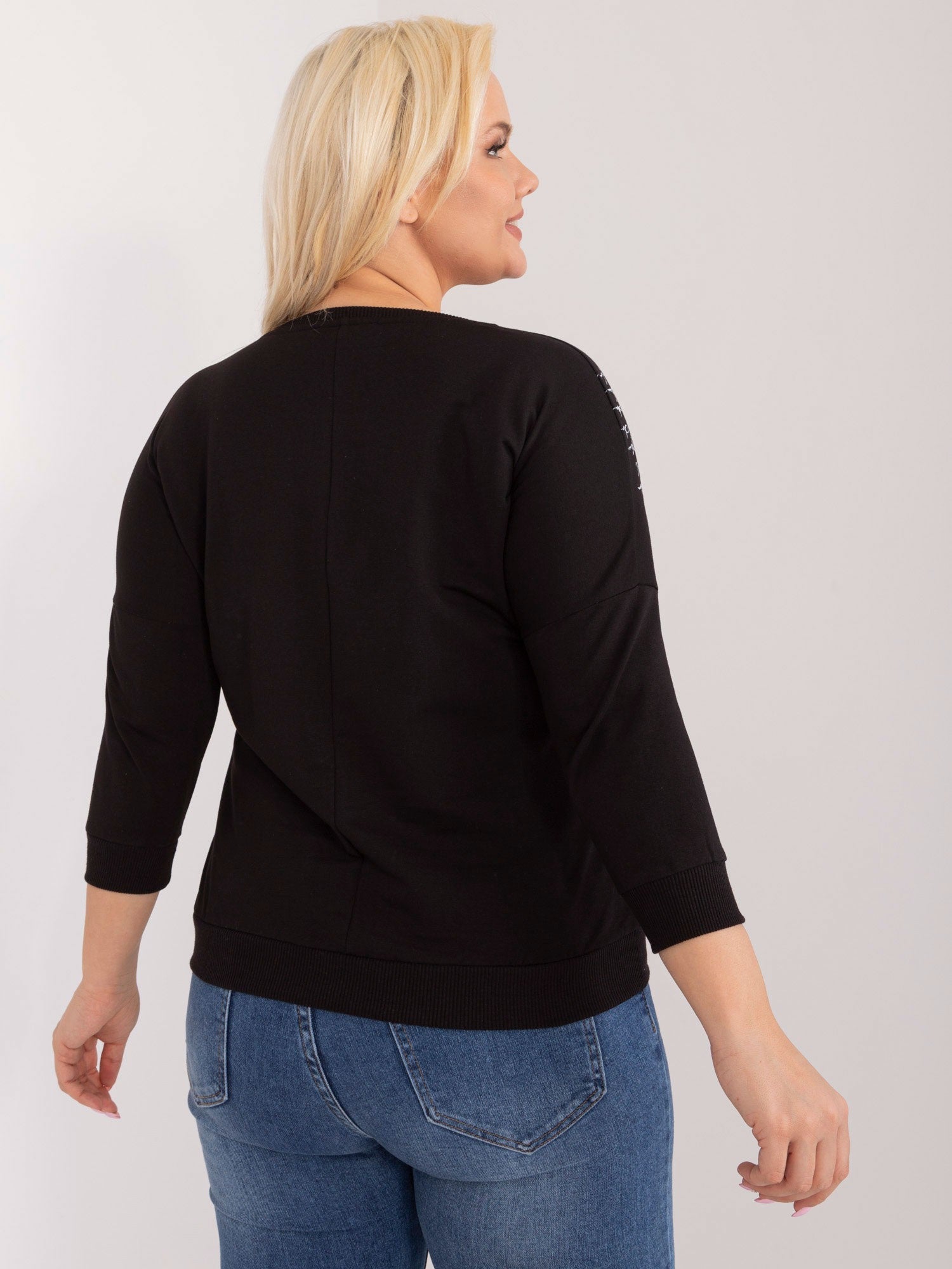 Czarna bluzka plus size z okrągłym dekoltem