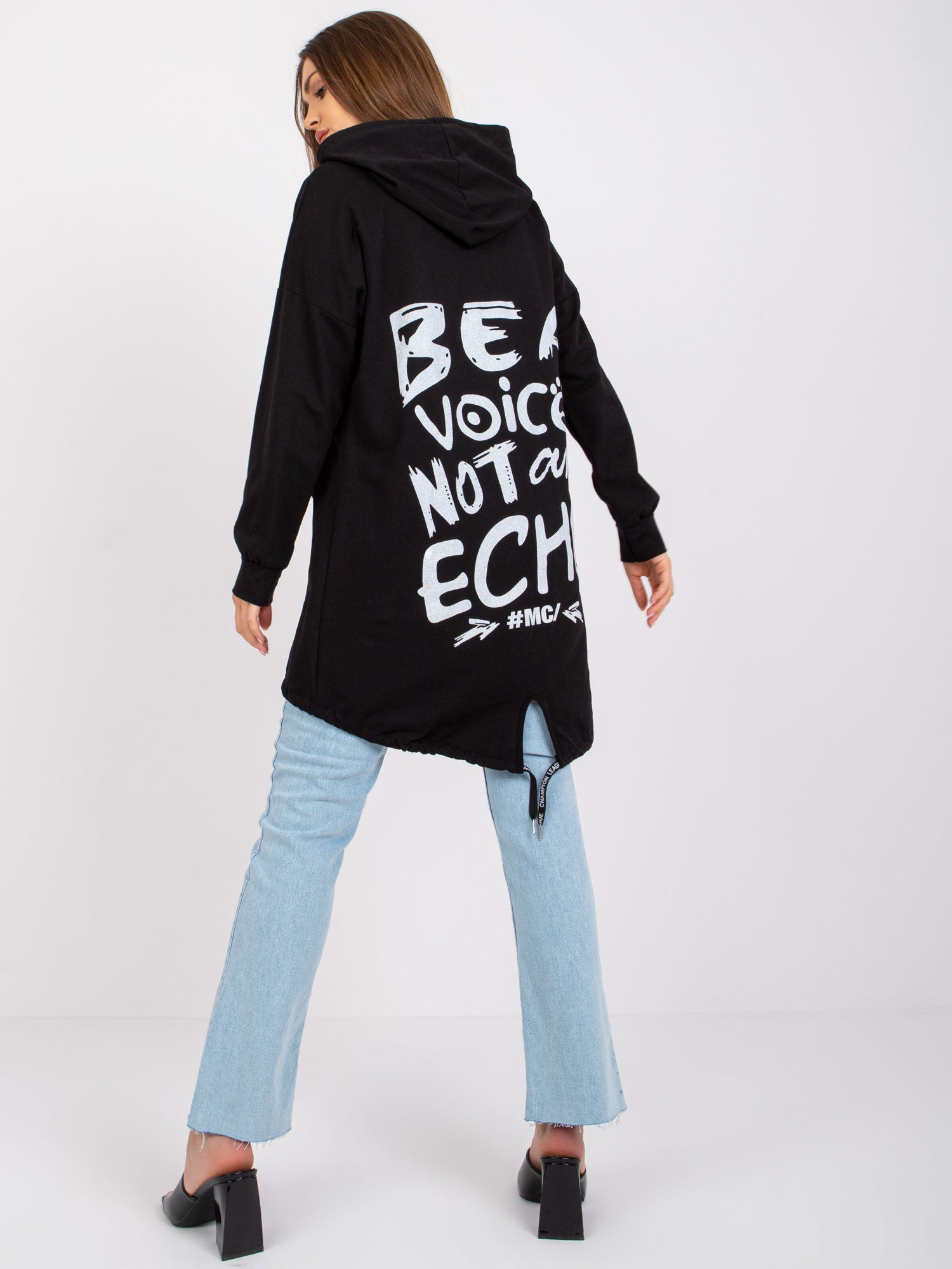 Czarna bluza z printem na plecach