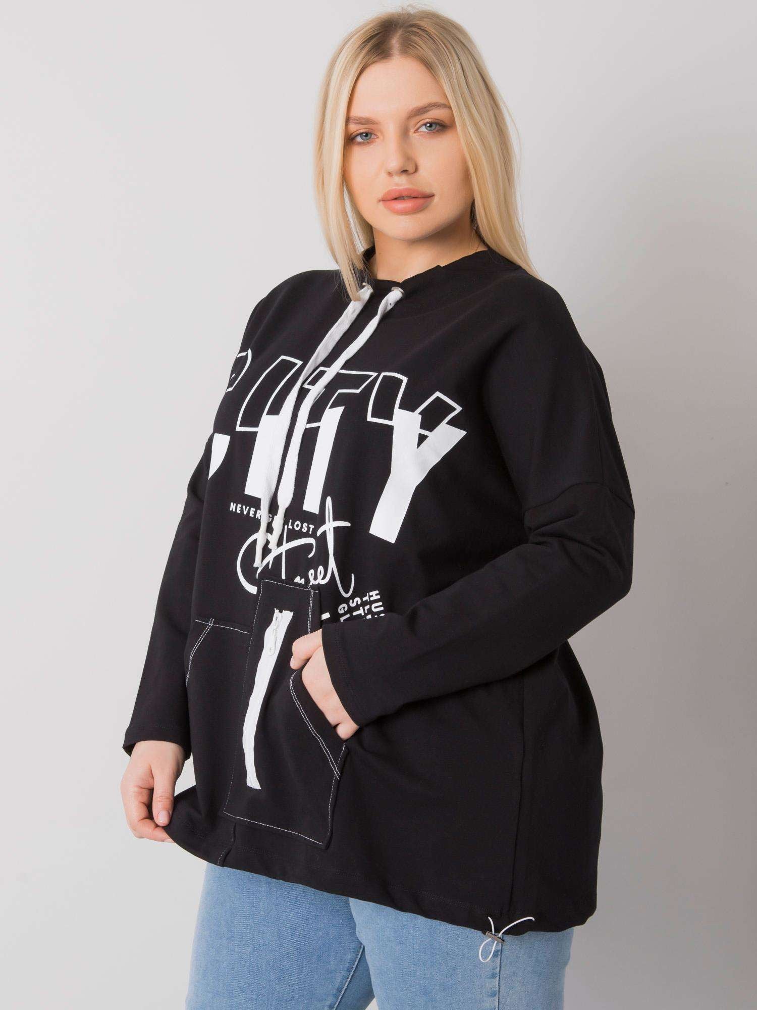 Czarna bluza plus size z nadrukiem i kieszeniami