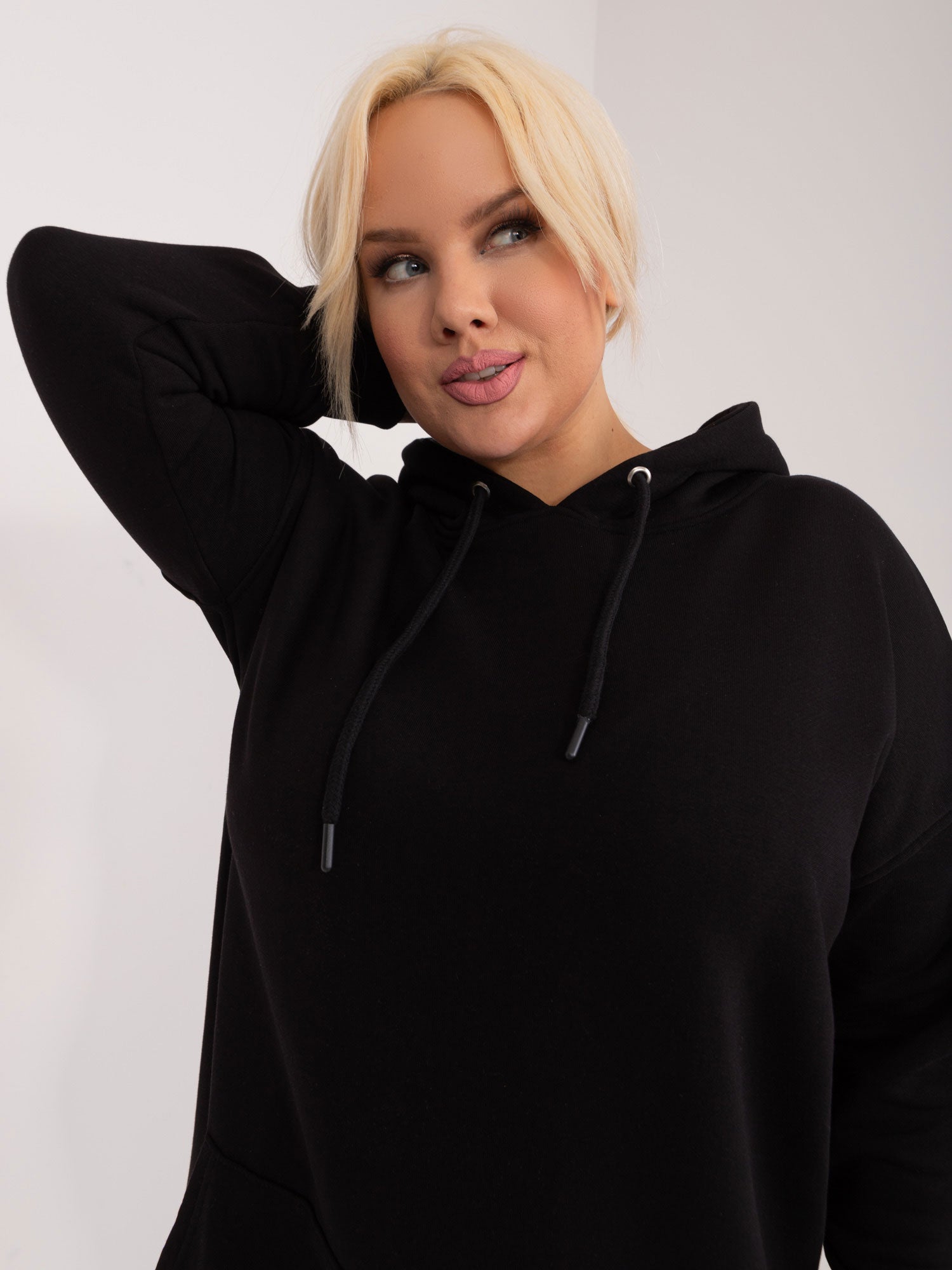 Czarna bawełniana bluza plus size z kapturem
