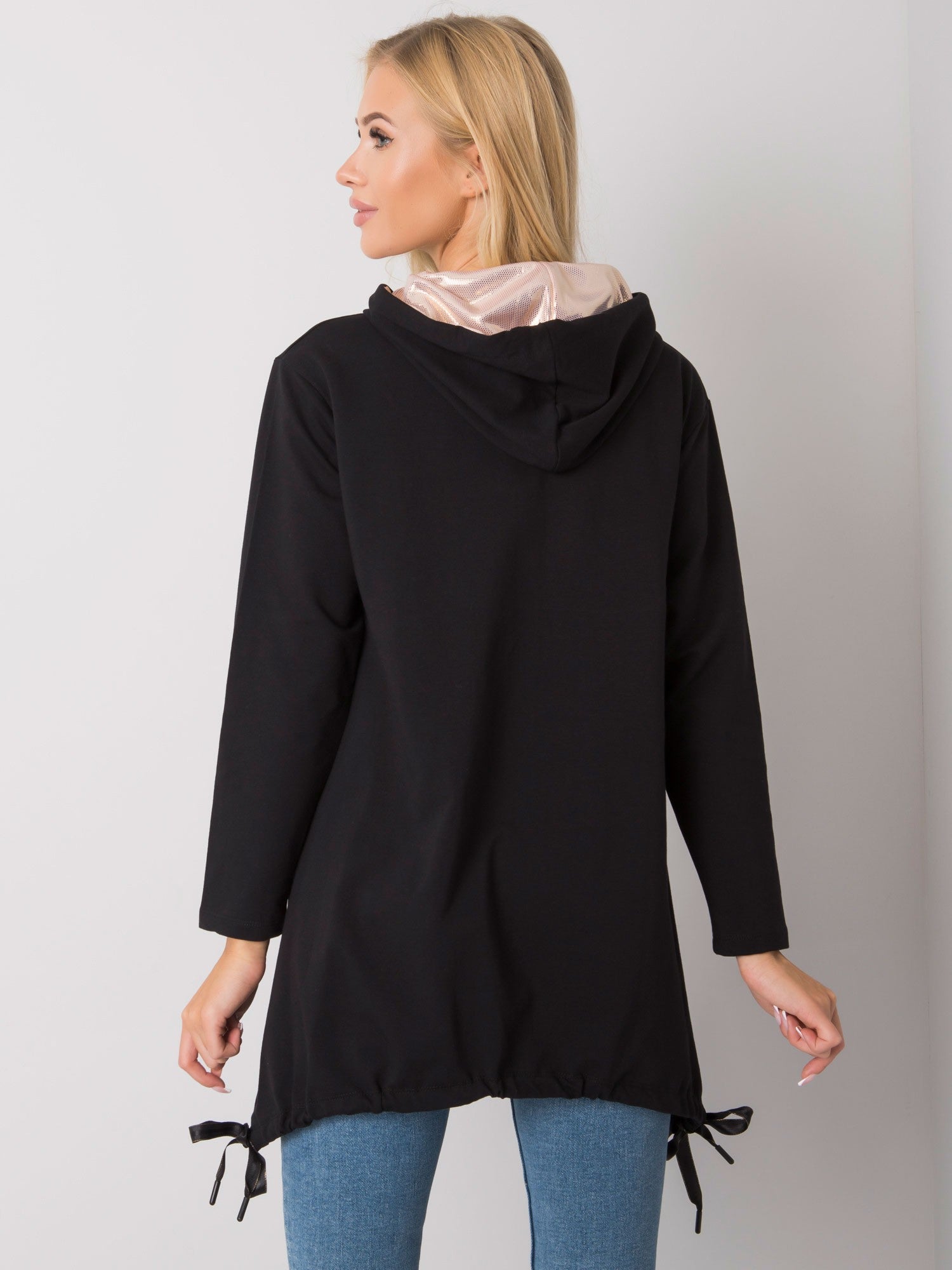 Czarna bluza na suwak z kieszeniami