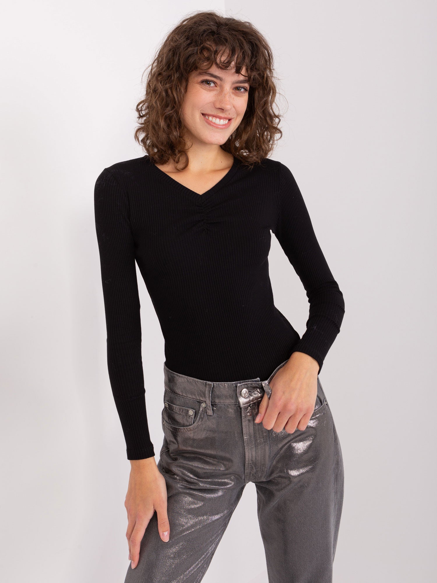 Czarna prążkowana bluzka longsleeve basic z dekoltem V