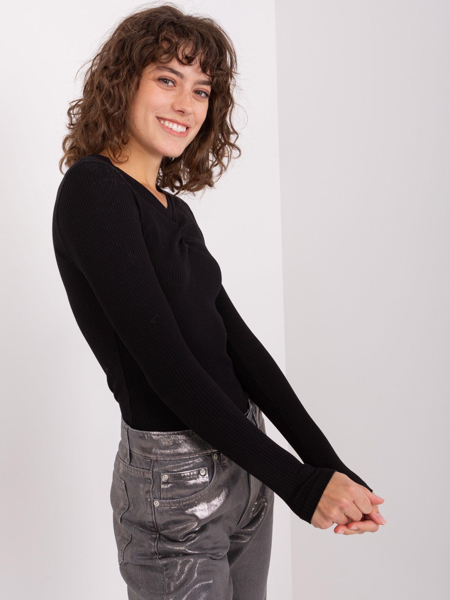 Czarna prążkowana bluzka longsleeve basic z dekoltem V