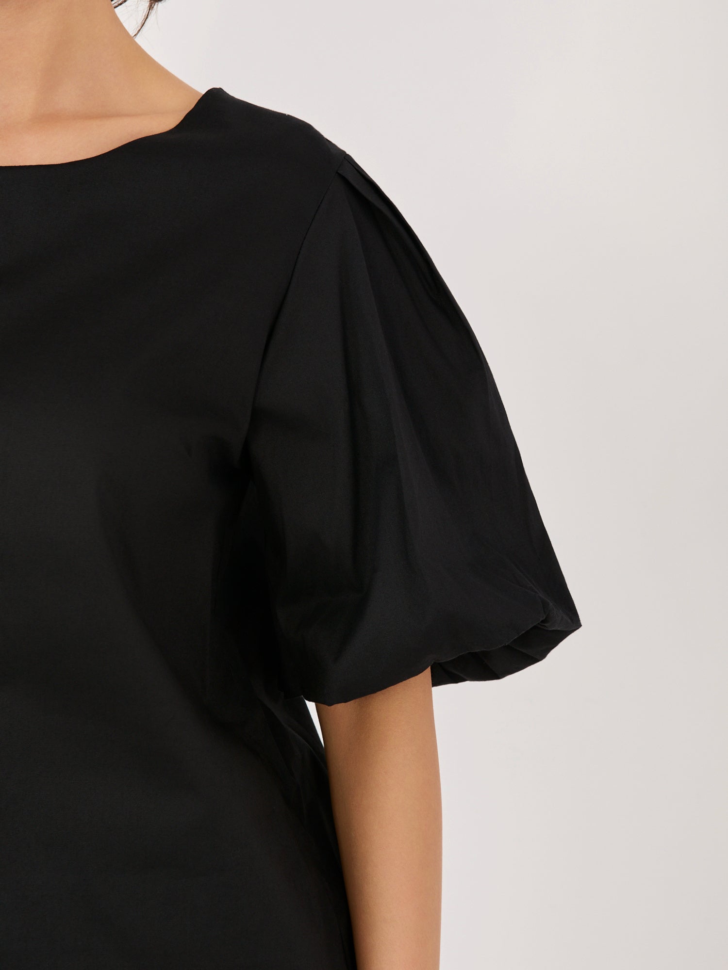 Czarna bluzka oversize z bufiastym rękawem
