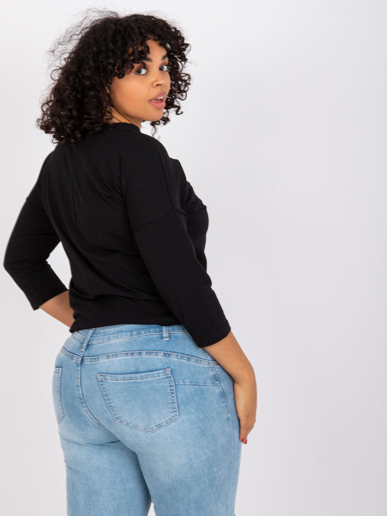 Czarna bawełniana bluzka plus size z dżetami