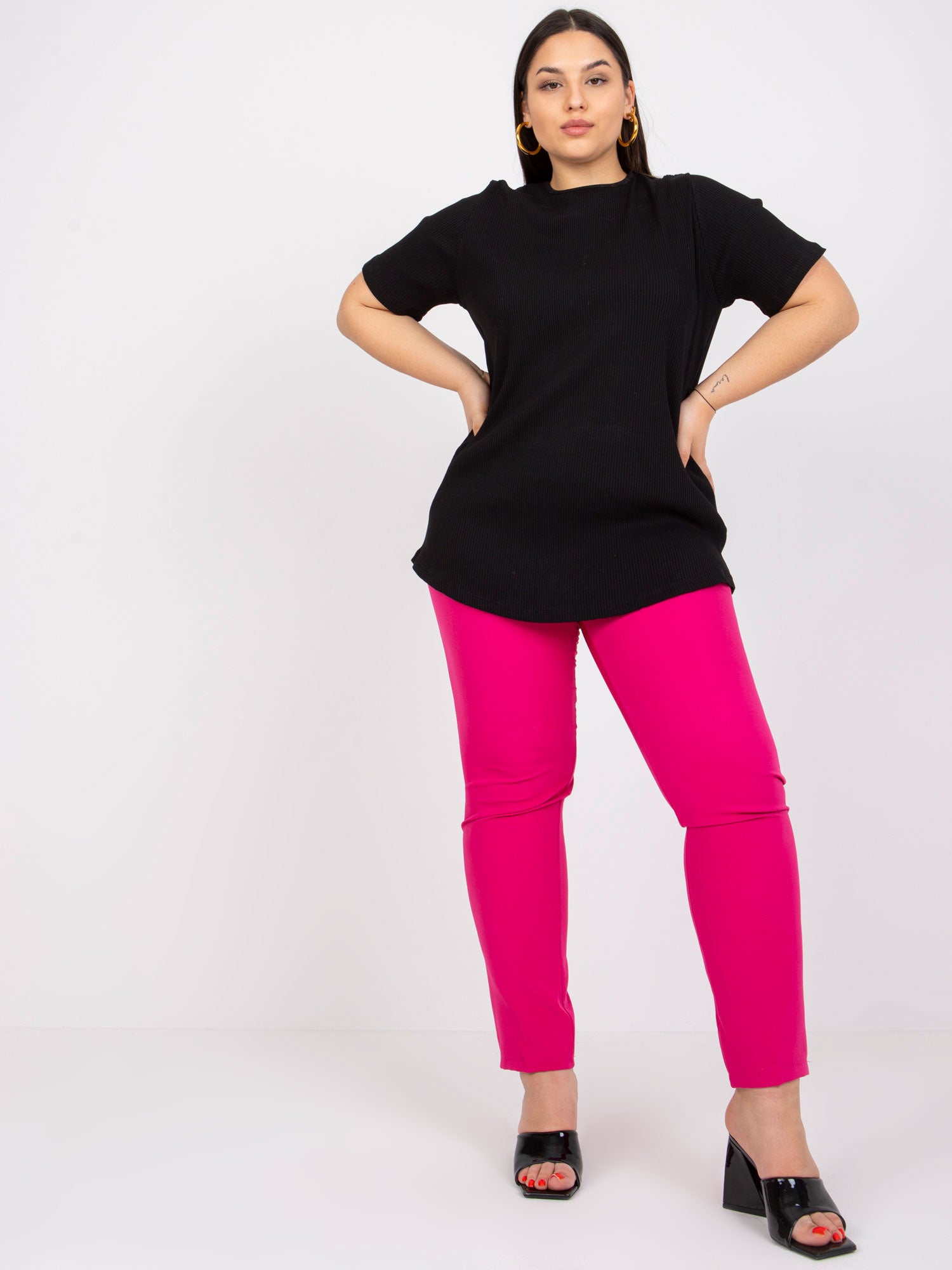 Czarna bluzka plus size w prążek