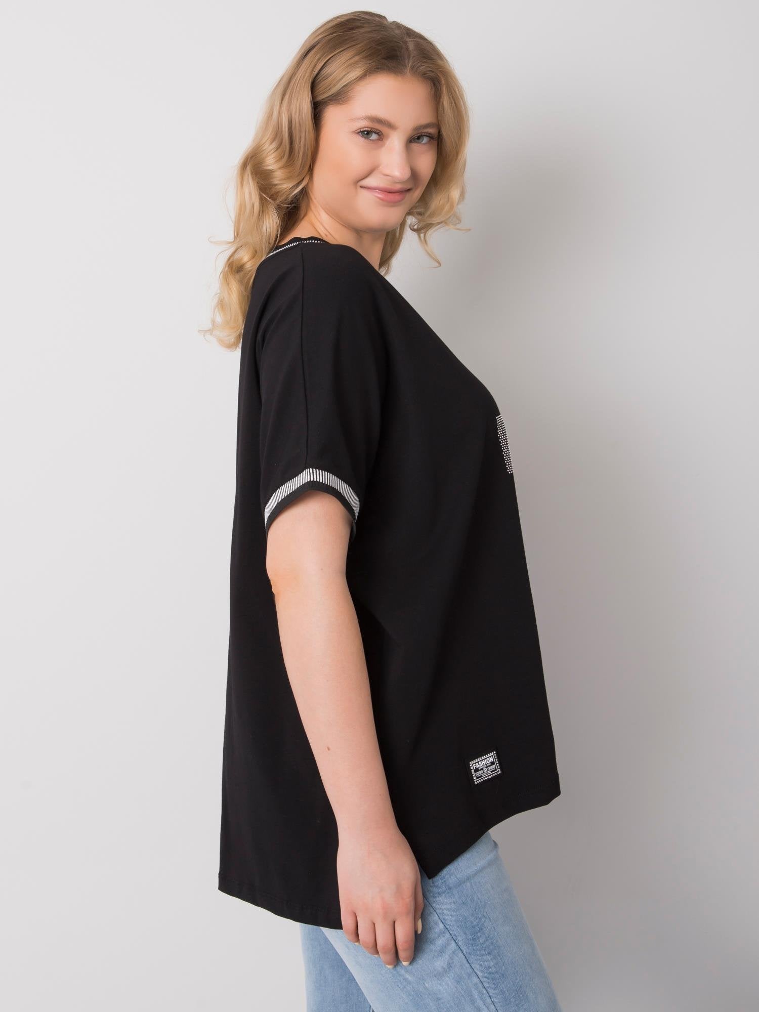 Czarna damska bluzka plus size z aplikacją