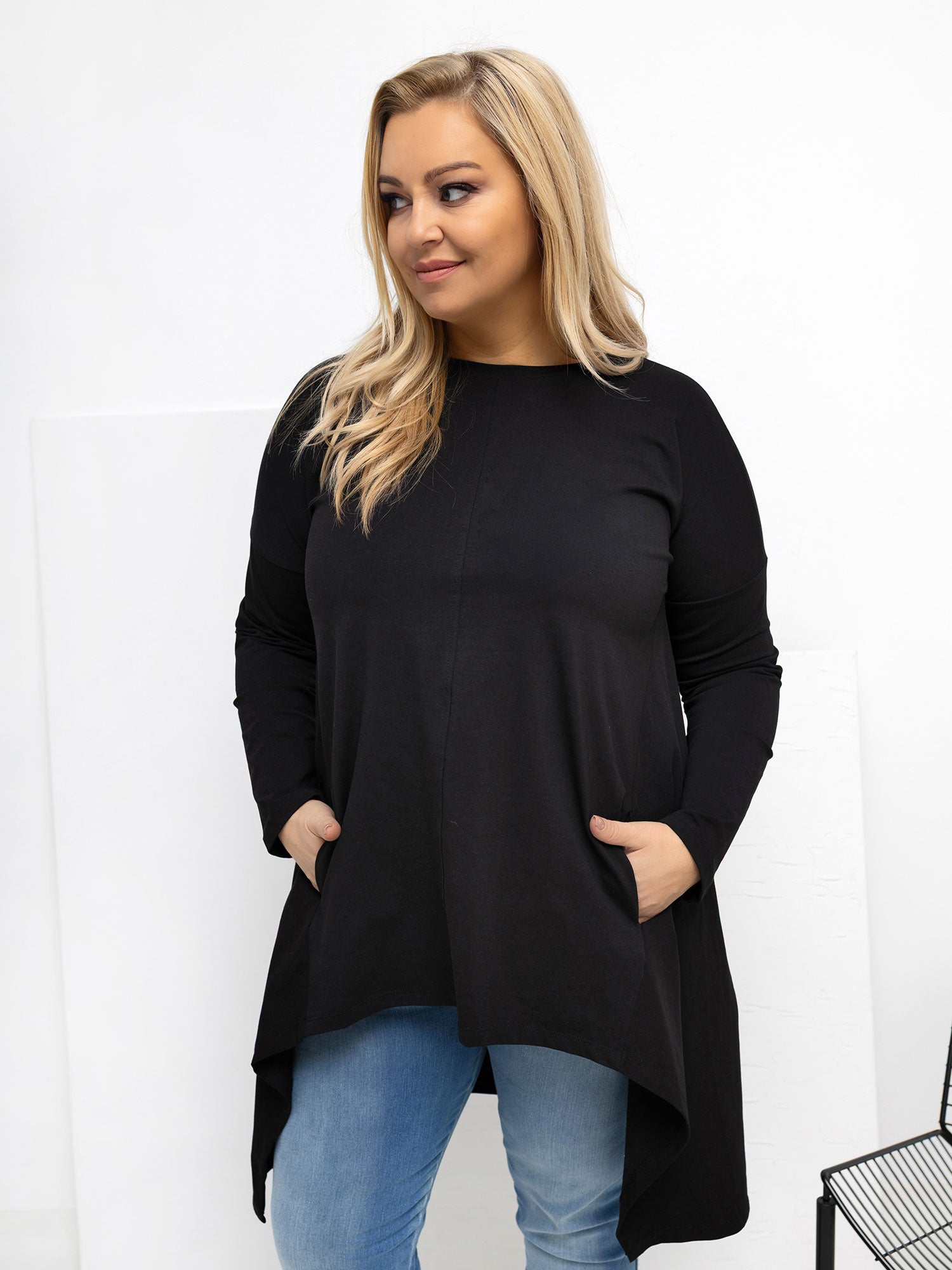 Czarna damska bluzka plus size z kieszeniami
