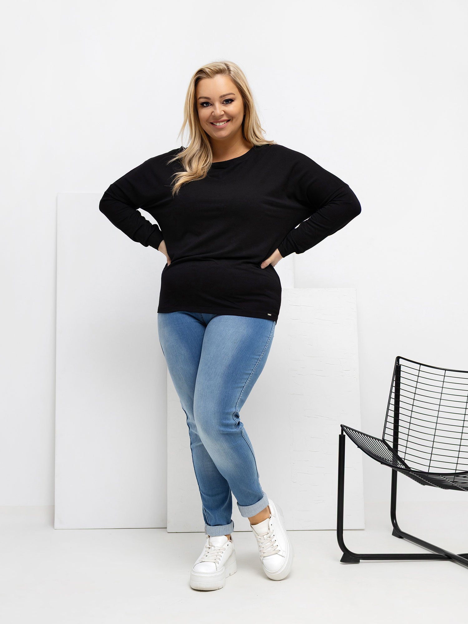Czarna damska bluzka plus size z modalu