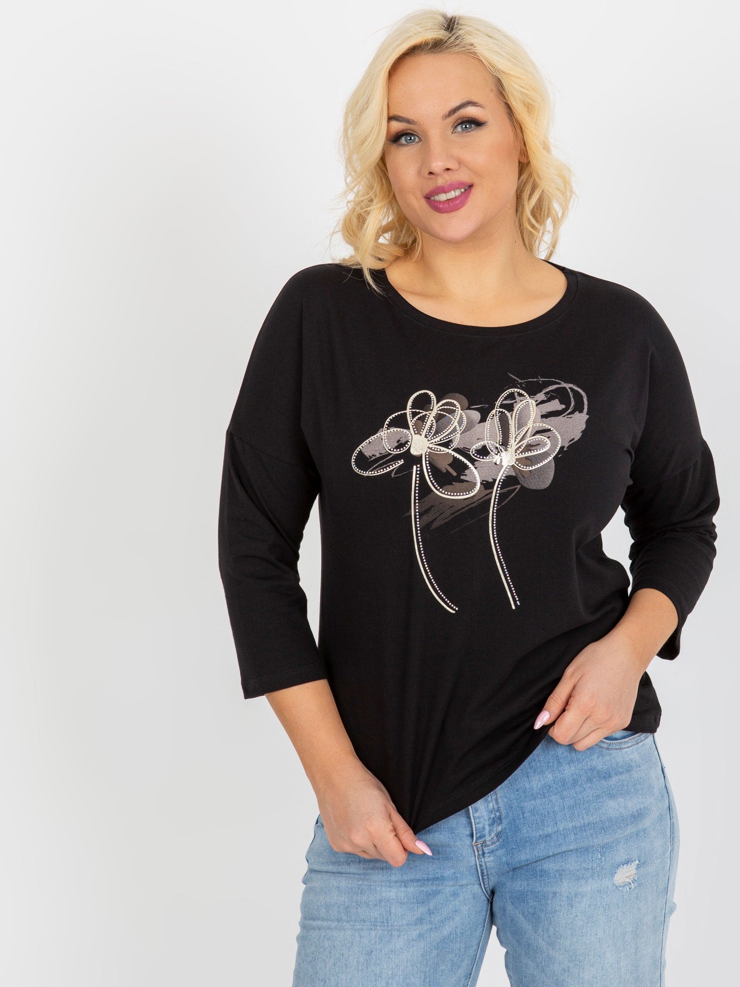 Czarna bluzka plus size z aplikacją i nadrukiem