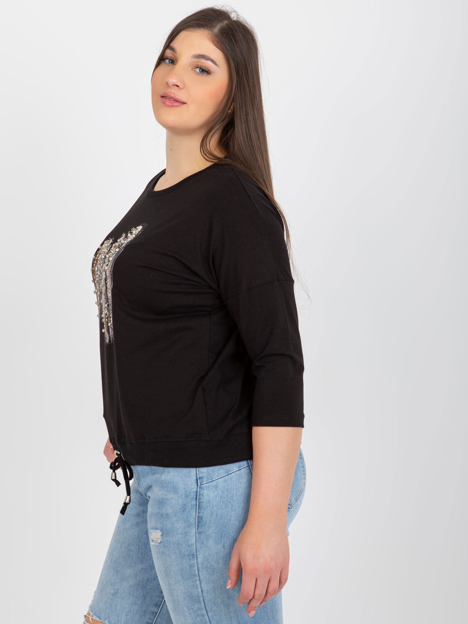 Czarna bluzka plus size z błyszczącym printem