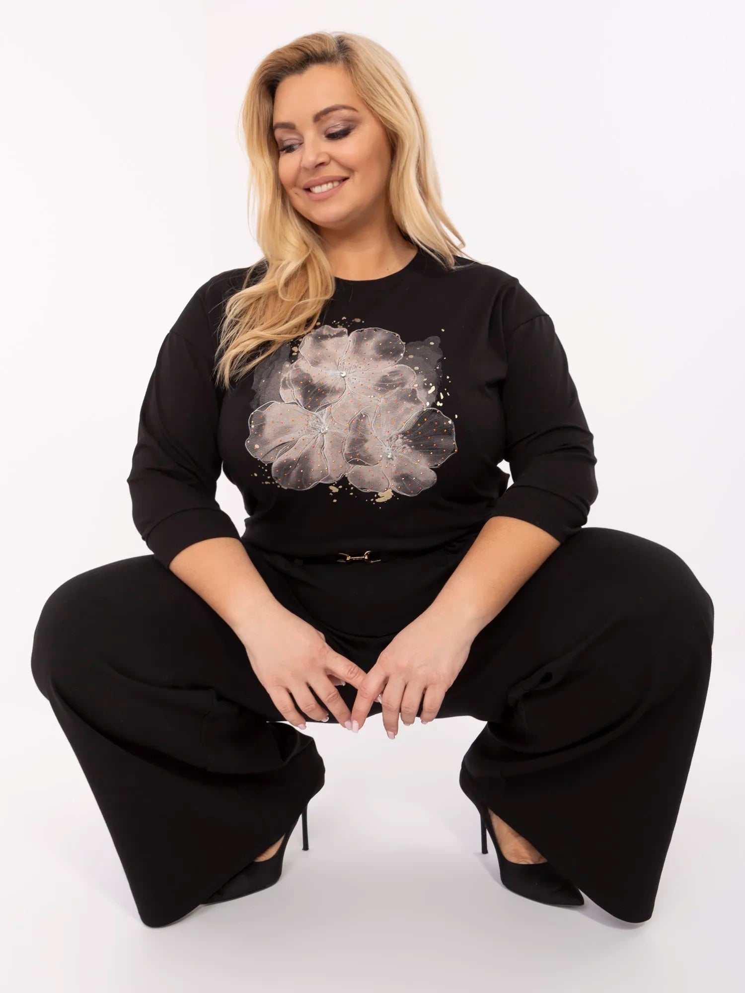 Czarna casualowa bluzka plus size z aplikacjami