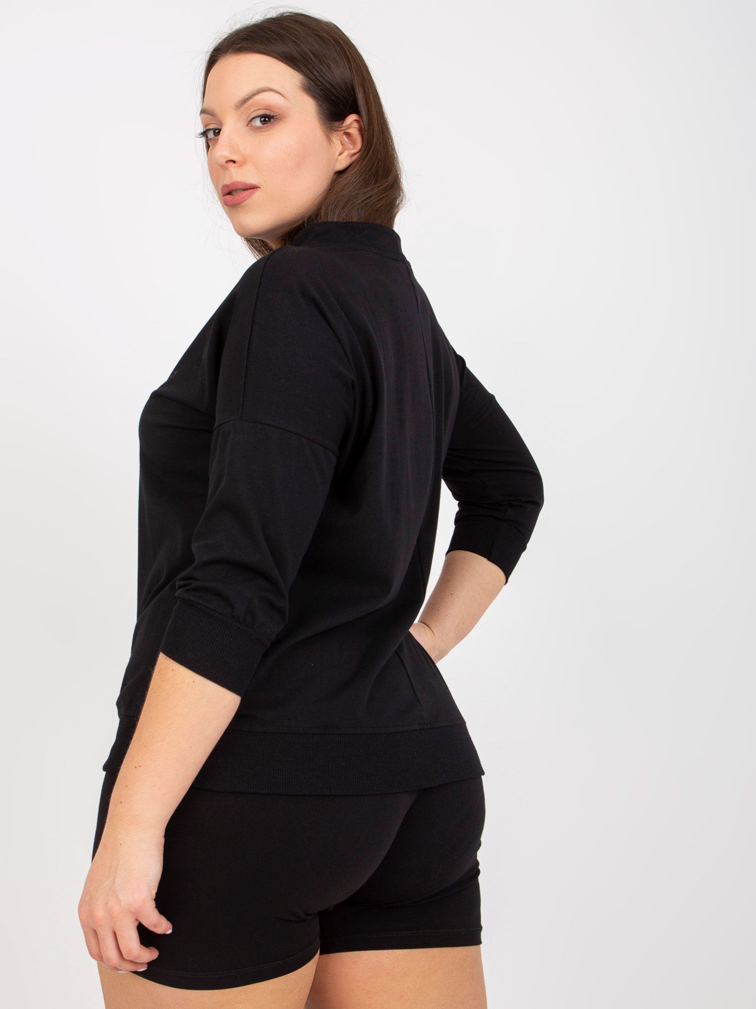 Czarna codzienna bluzka plus size z cekinami