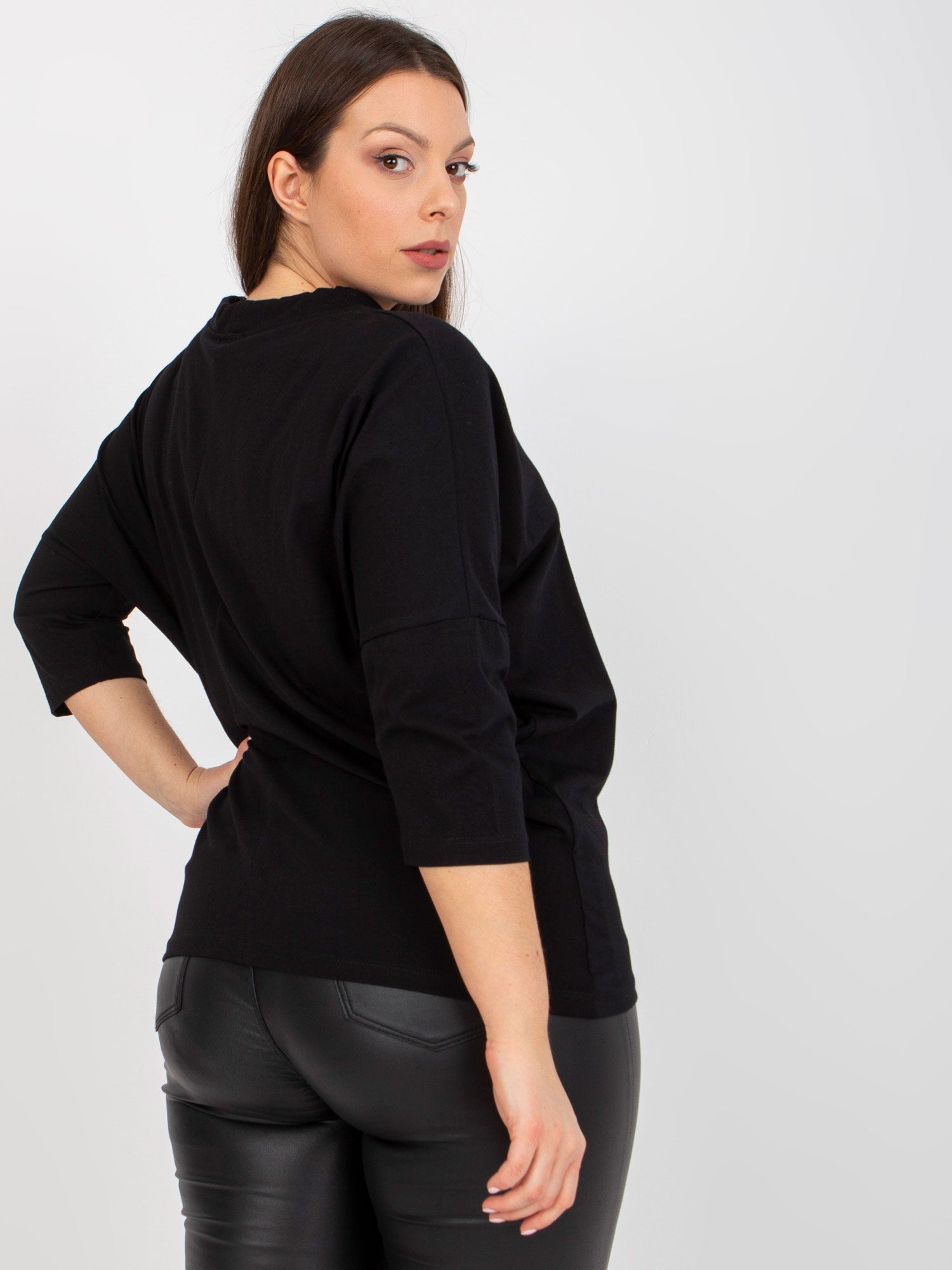 Czarna codzienna bluzka plus size z dżetami