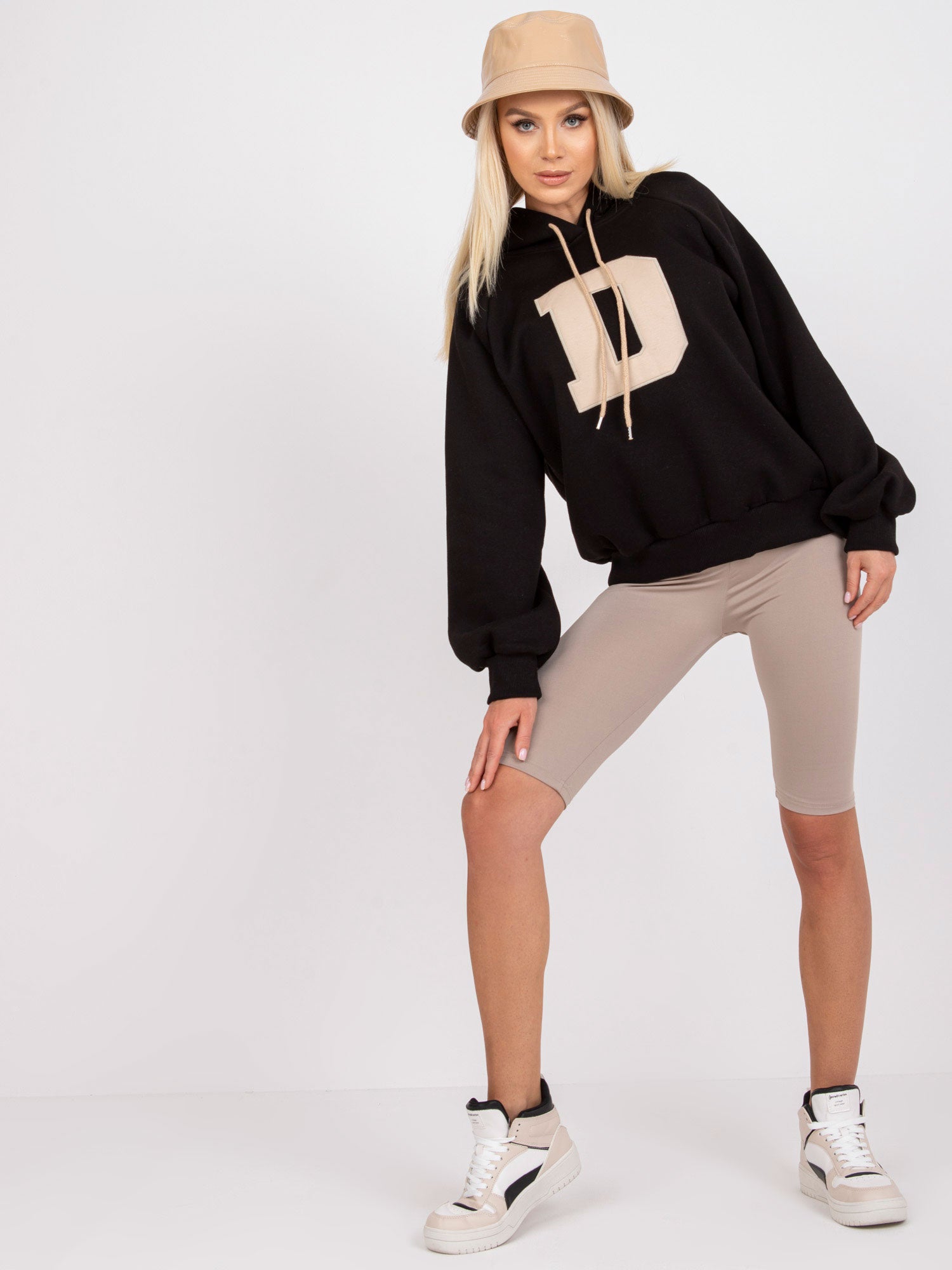 Czarna bluza dresowa z kapturem