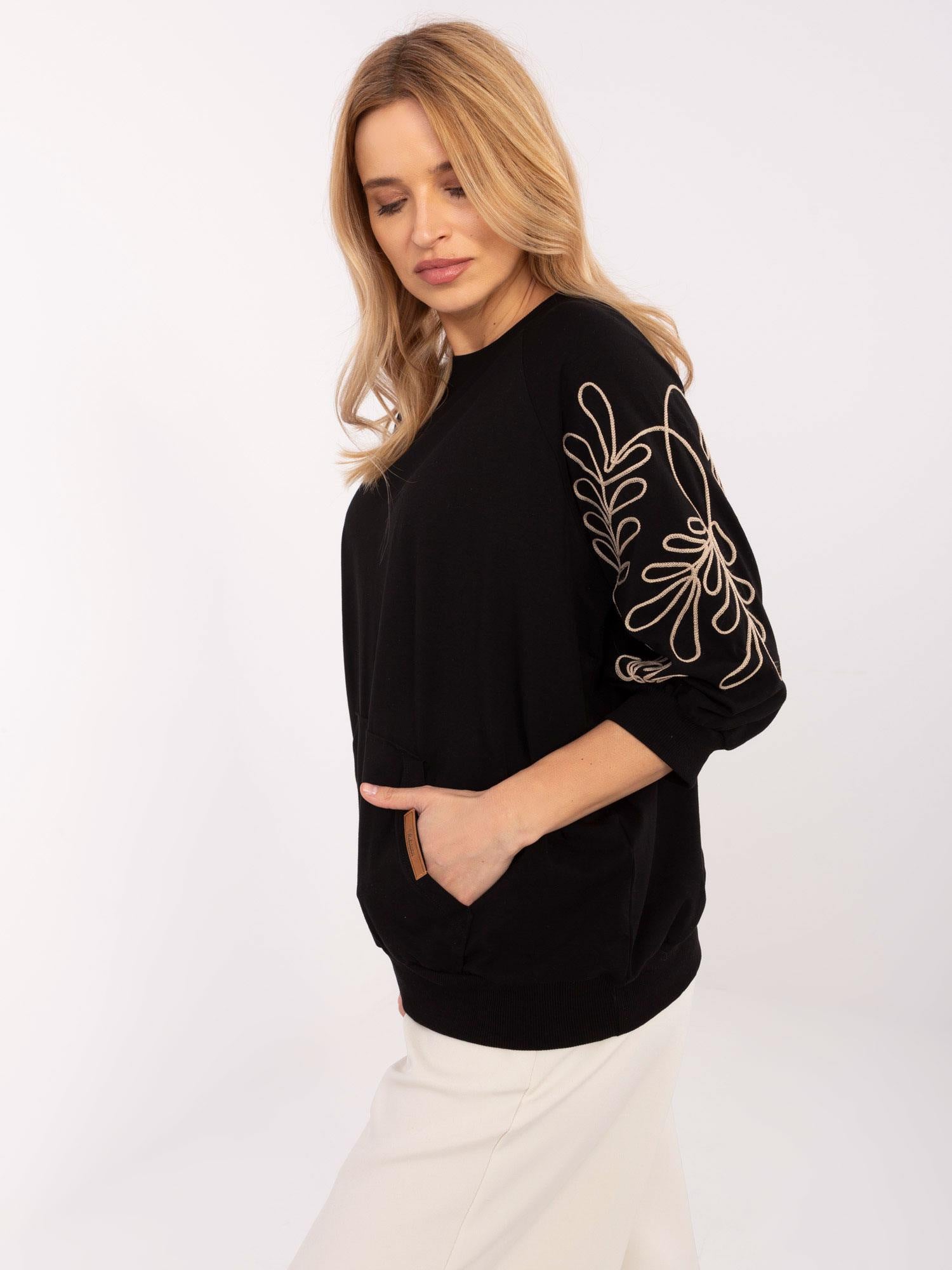 RUE PARIS Czarna bluza kangurka z haftem na rękawach