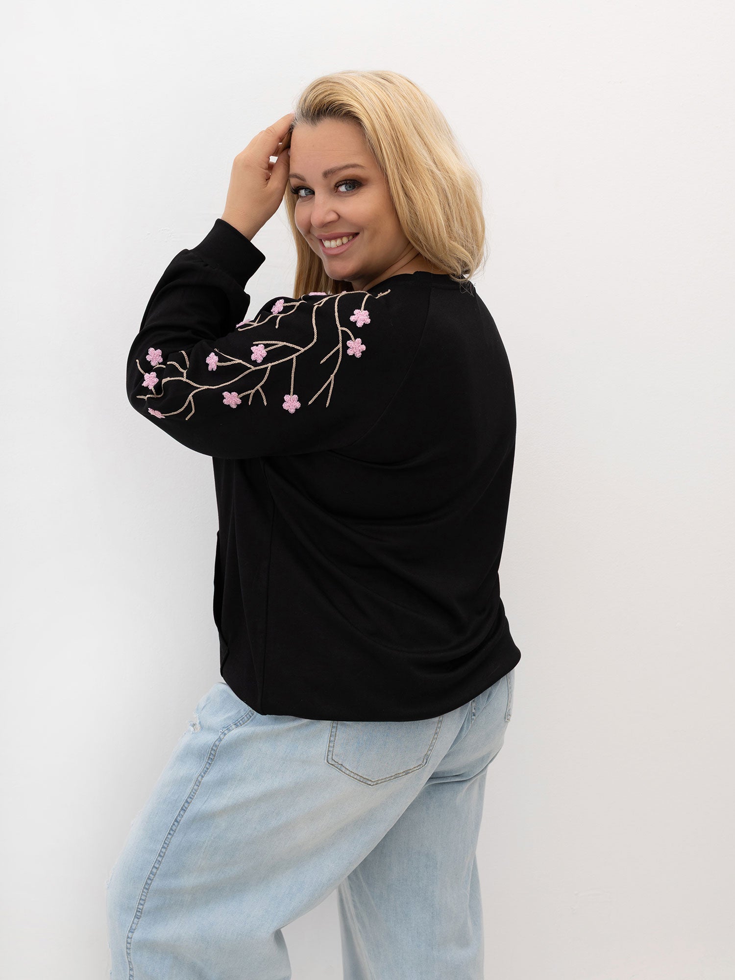 Czarna damska bluza kangurka plus size