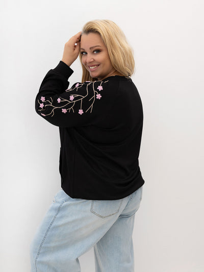 Czarna damska bluza kangurka plus size