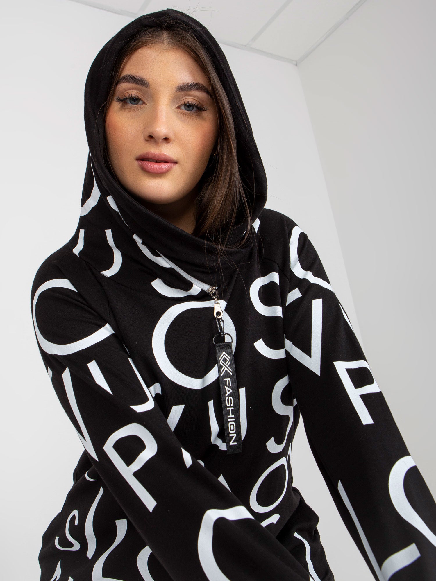 Czarna damska bluza plus size z kapturem i literami