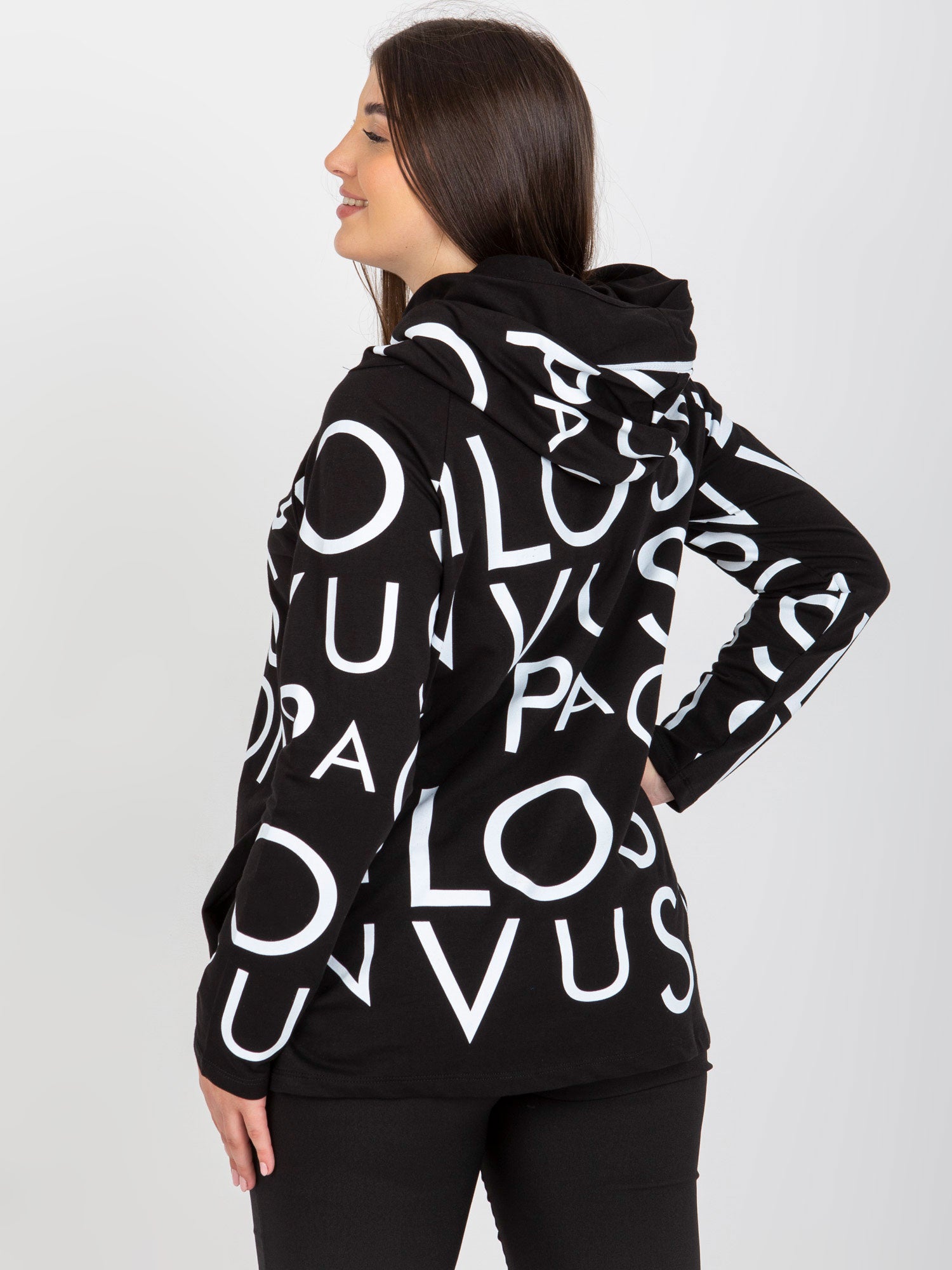 Czarna damska bluza plus size z kapturem i literami