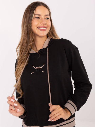 Czarna dresowa bluza z haftem