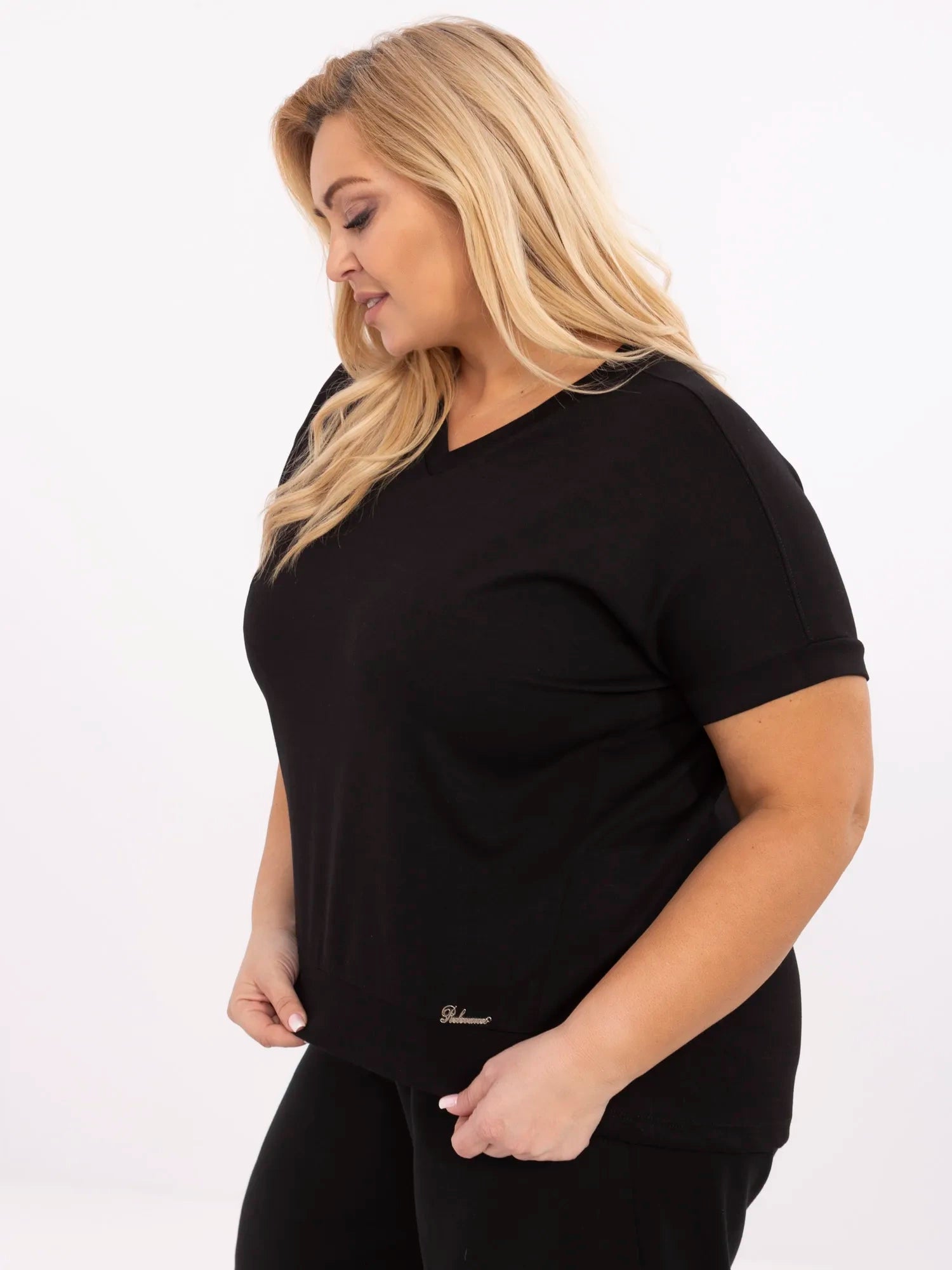 Czarna damska bluzka plus size z dekoltem V