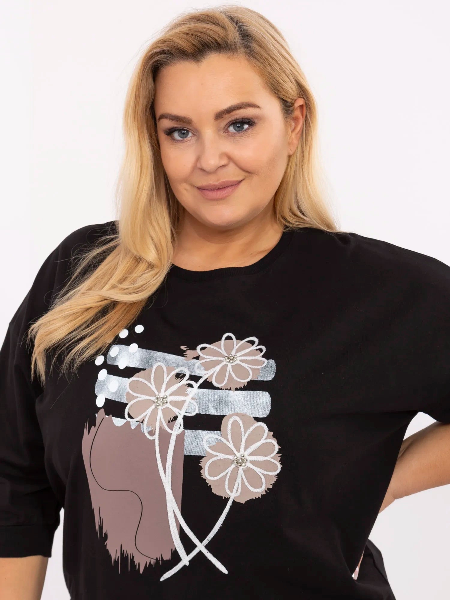 Czarna bluzka plus size z wyhaftowanymi kwiatami