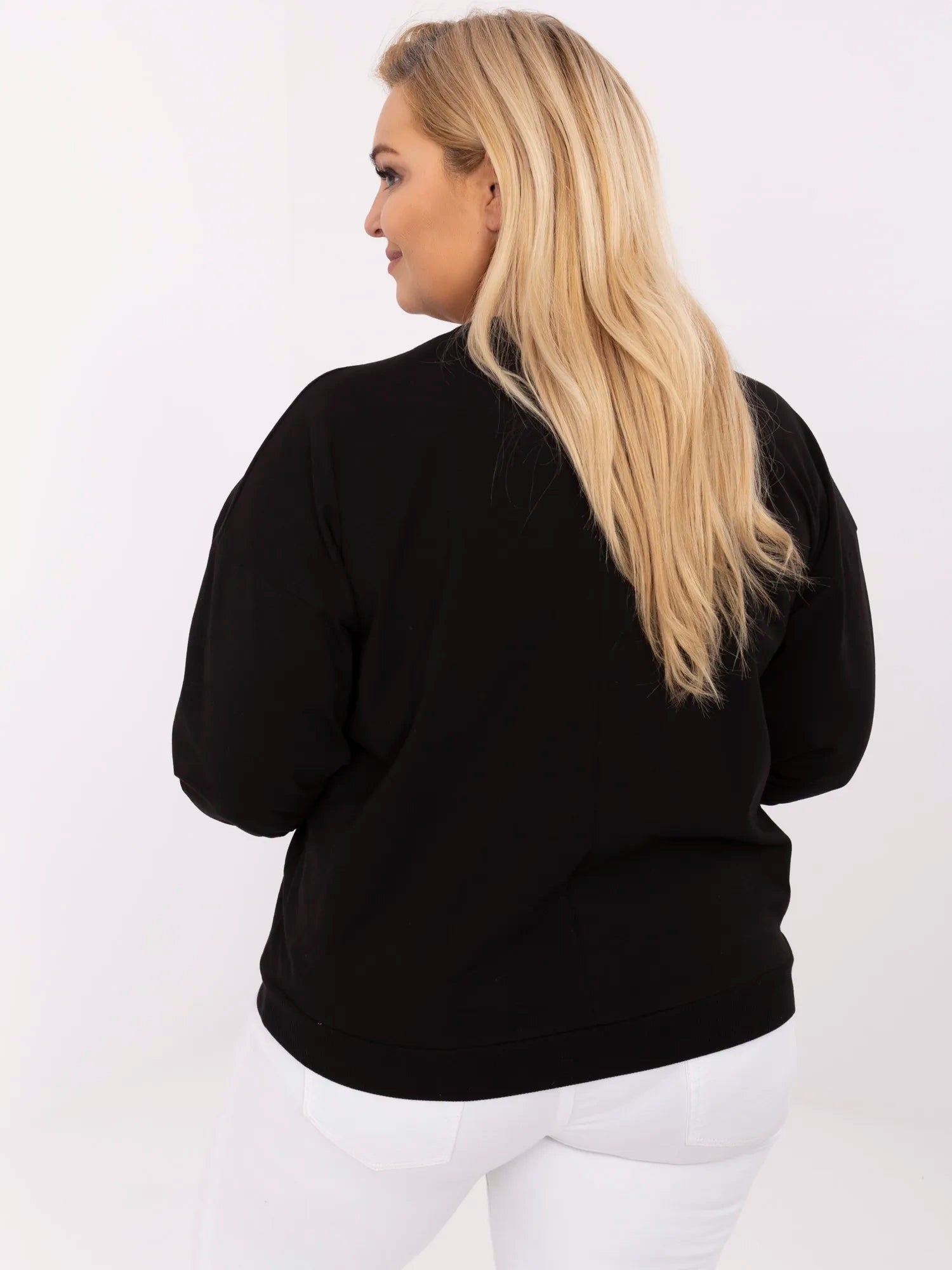 Czarna bluzka plus size z wyhaftowanymi kwiatami