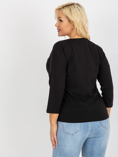 Czarna damska bluzka plus size z napisem i dżetami