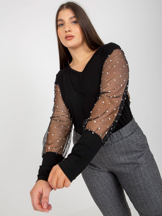 Czarna damska bluzka plus size z ozdobnymi rękawami