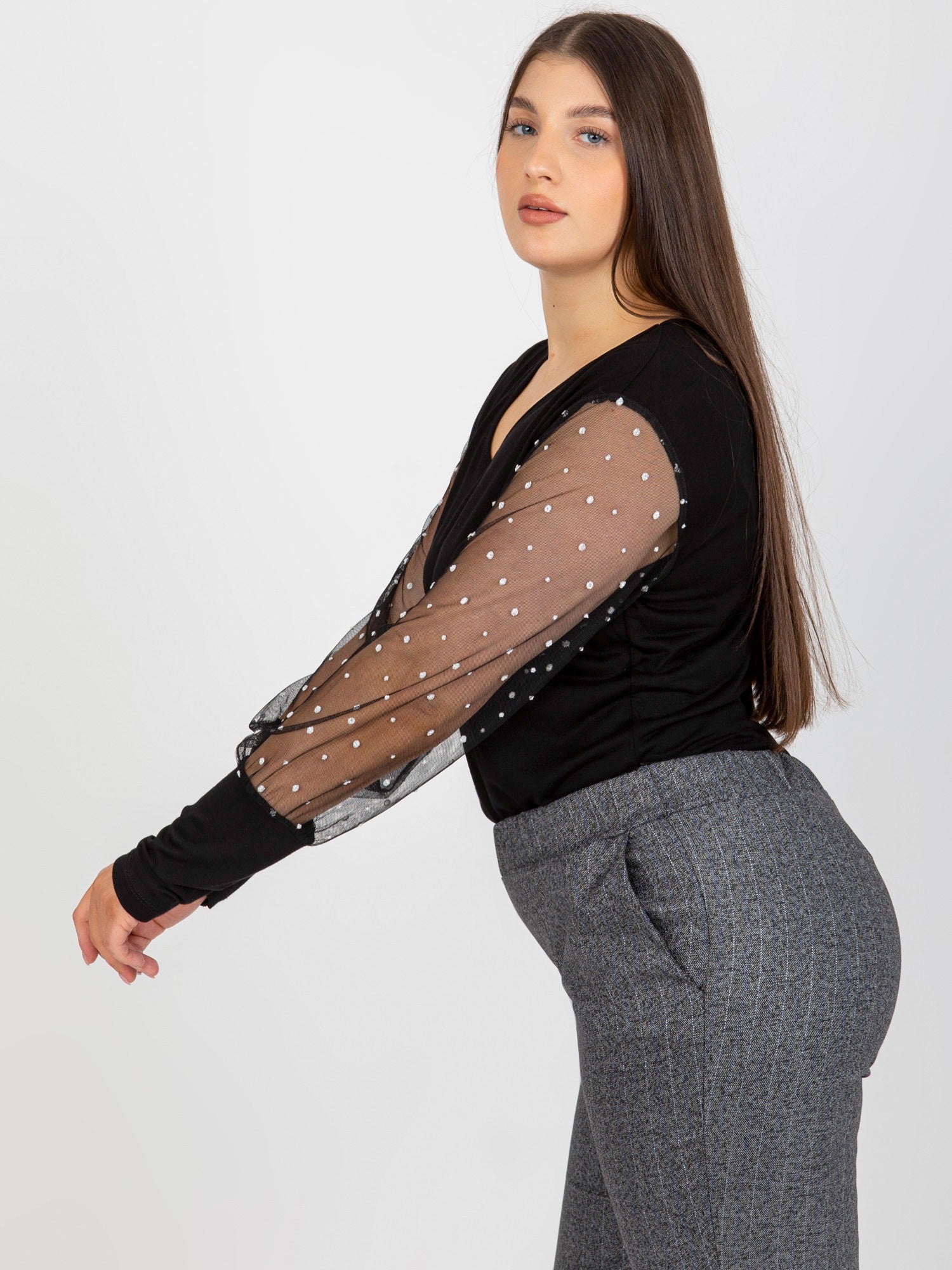 Czarna damska bluzka plus size z ozdobnymi rękawami