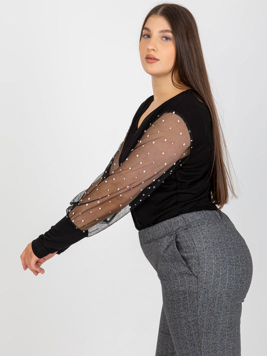 Czarna damska bluzka plus size z ozdobnymi rękawami