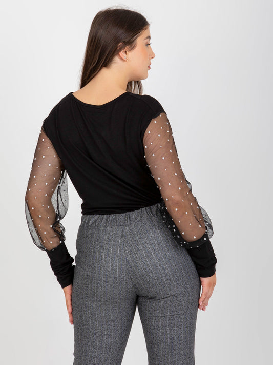 Czarna damska bluzka plus size z ozdobnymi rękawami