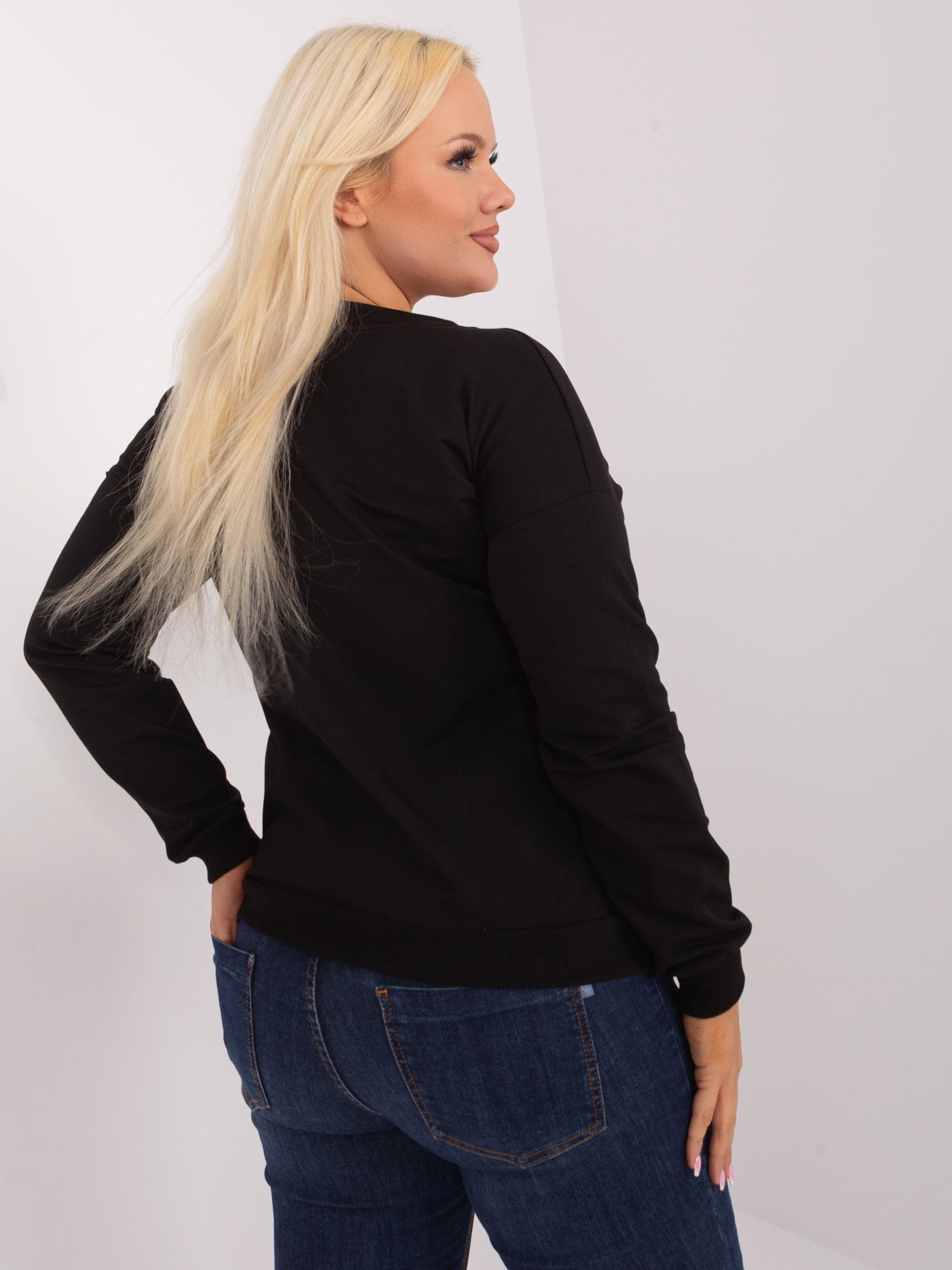 Czarna casualowa bluzka plus size z literą M