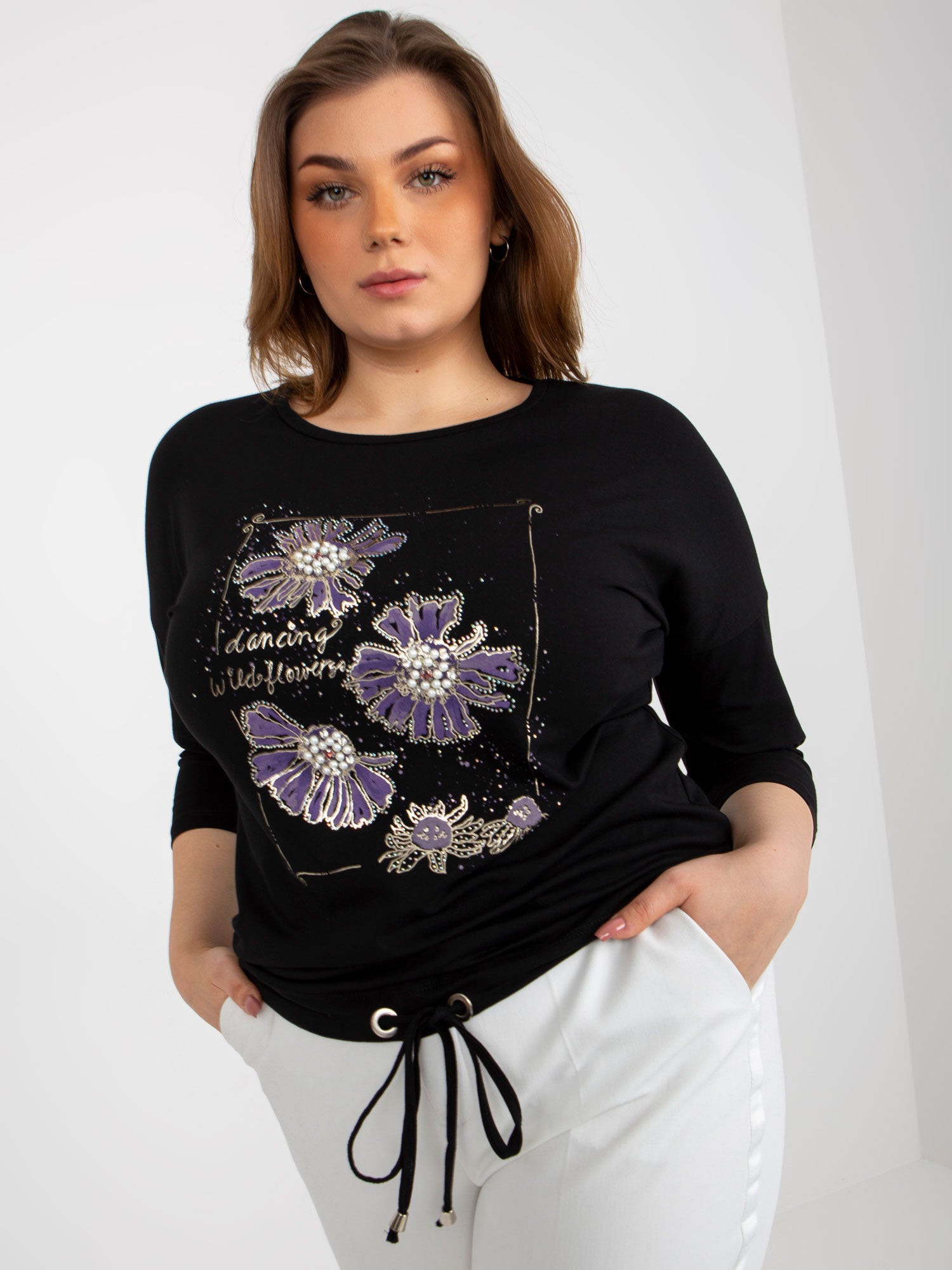 Czarna bluzka plus size z aplikacją i rękawem 3/4