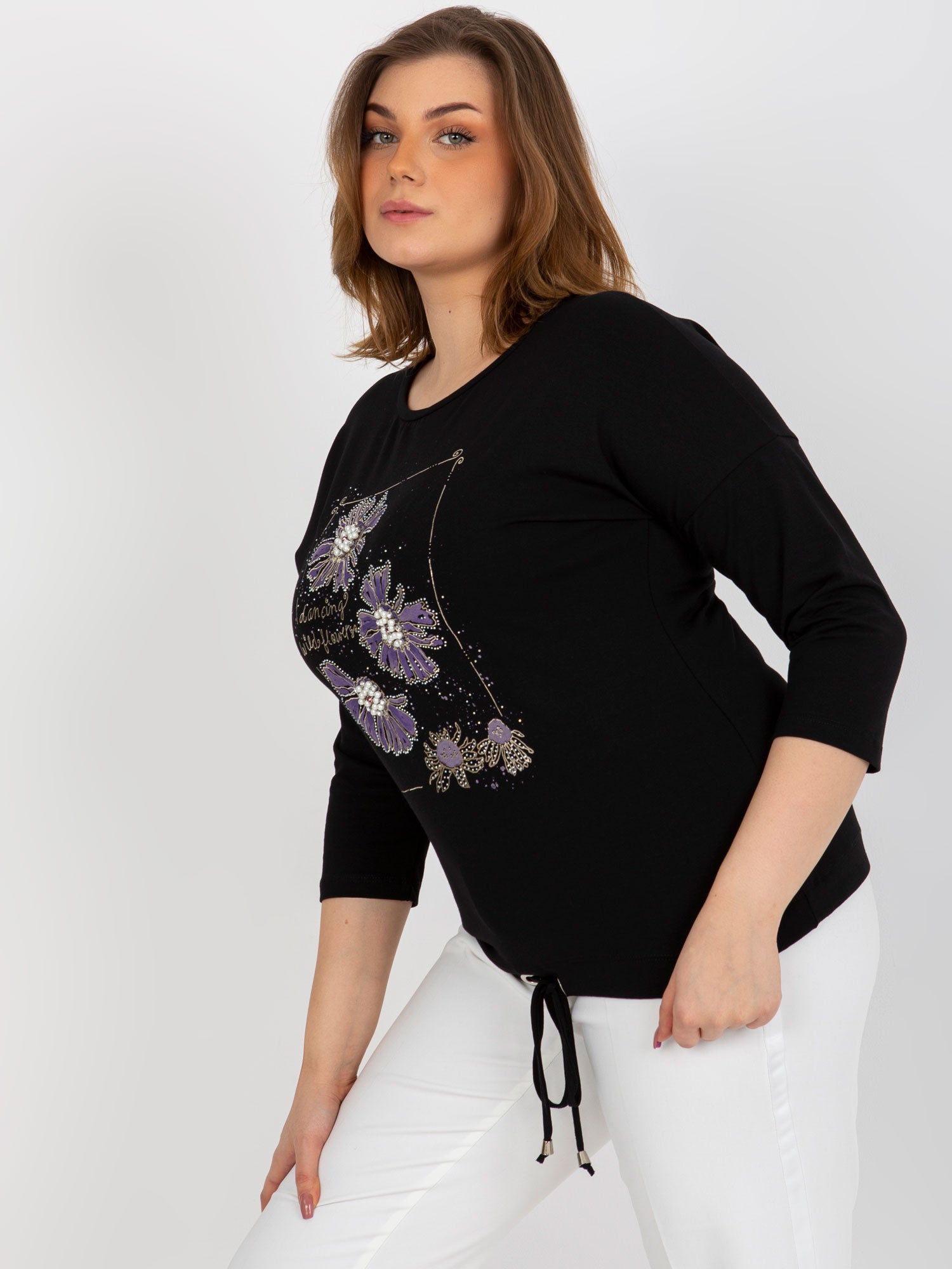 Czarna bluzka plus size z aplikacją i rękawem 3/4