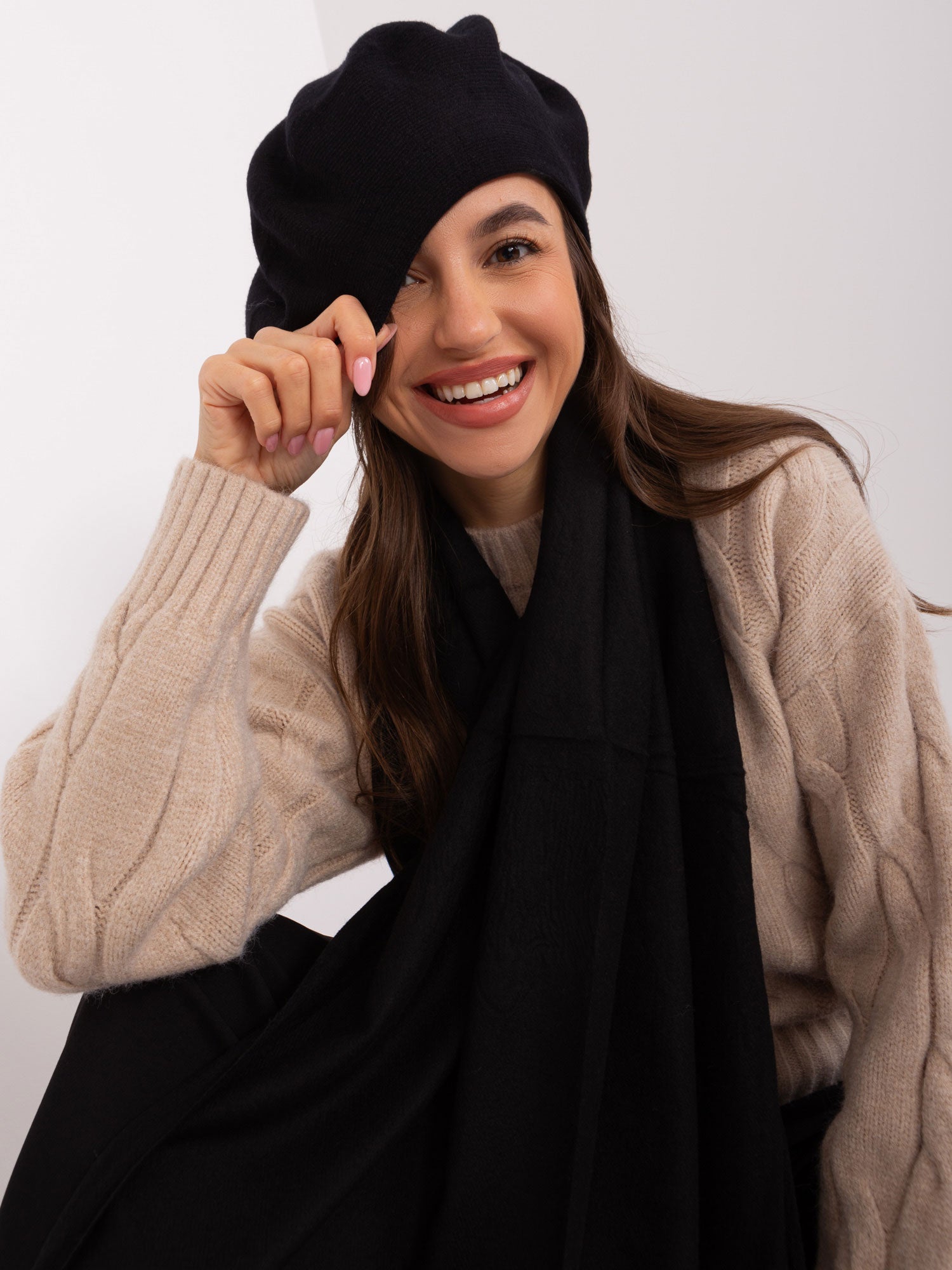 Czarny jednokolorowy beret damski