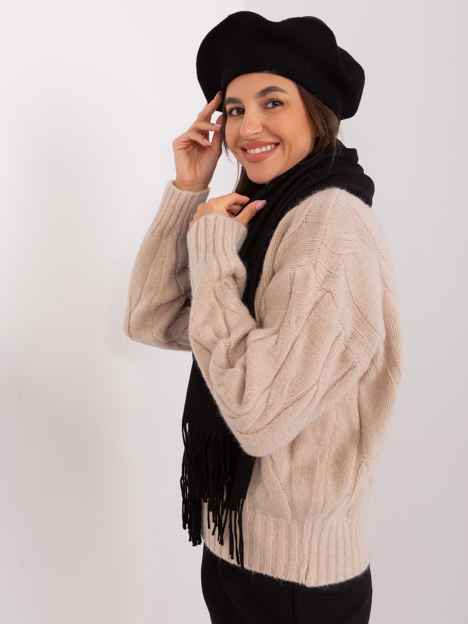 Czarny jednokolorowy beret damski