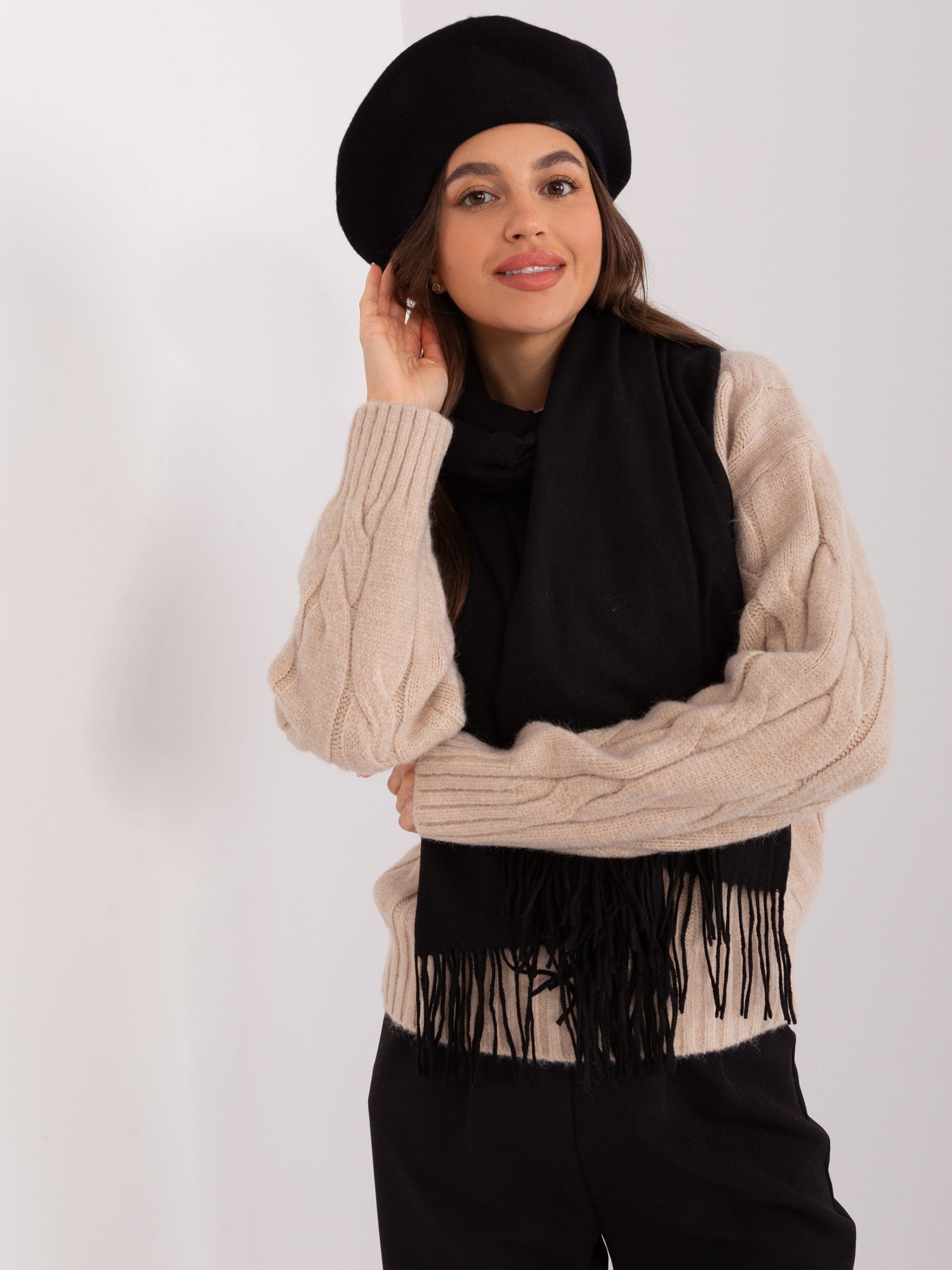 Czarny jednokolorowy beret damski