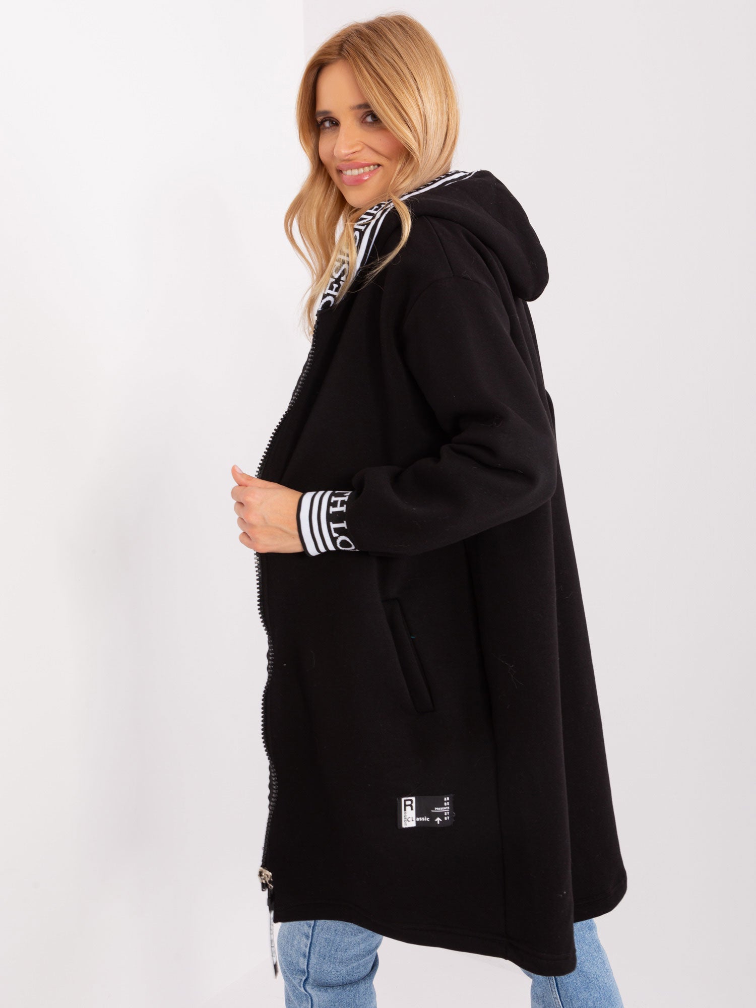 Czarna dresowa bluza rozpinana z kapturem