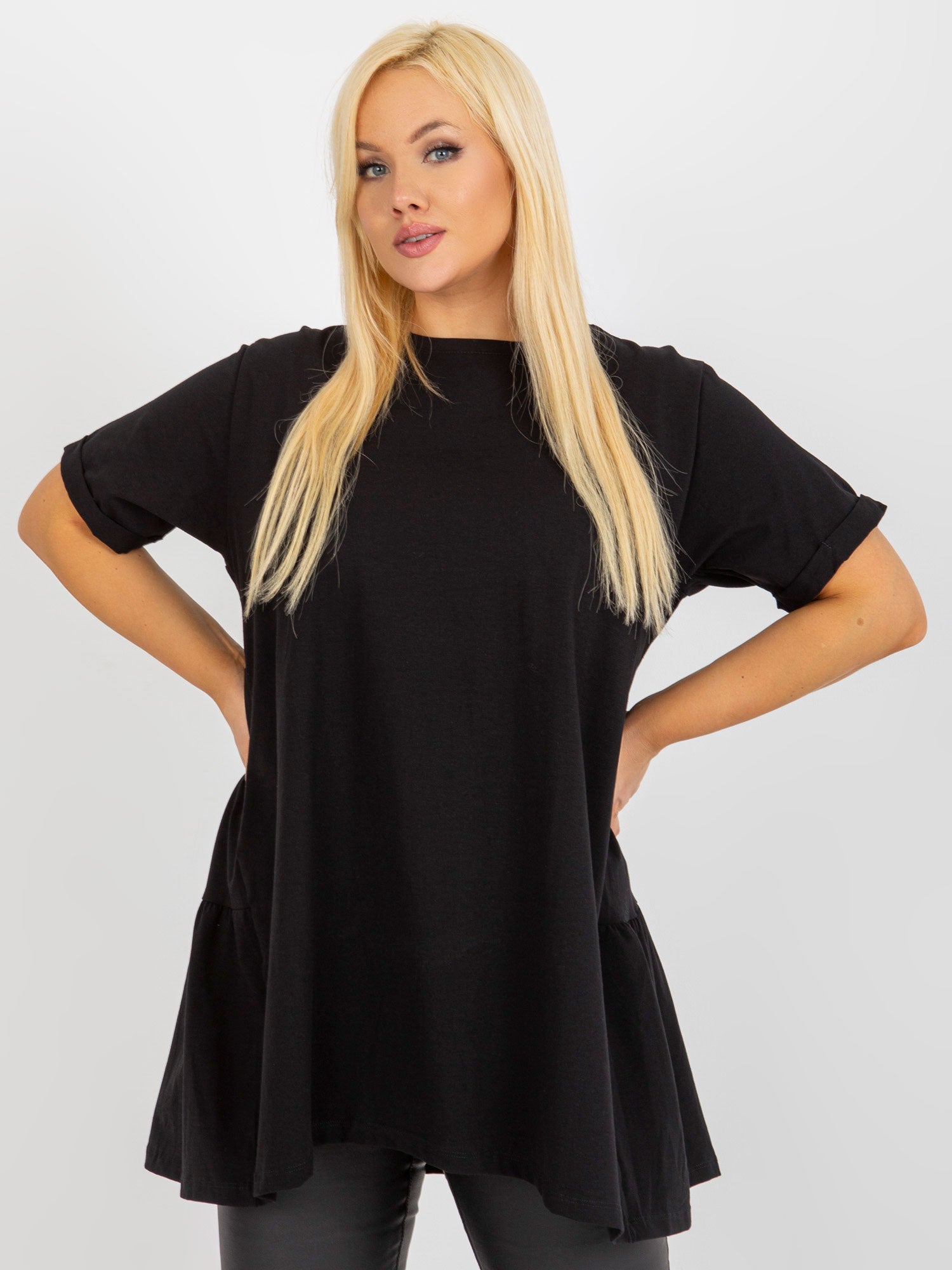 Czarna długa bluzka plus size basic z falbaną