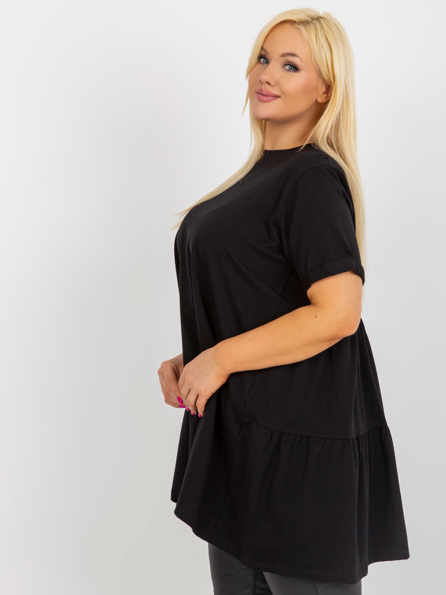 Czarna długa bluzka plus size basic z falbaną