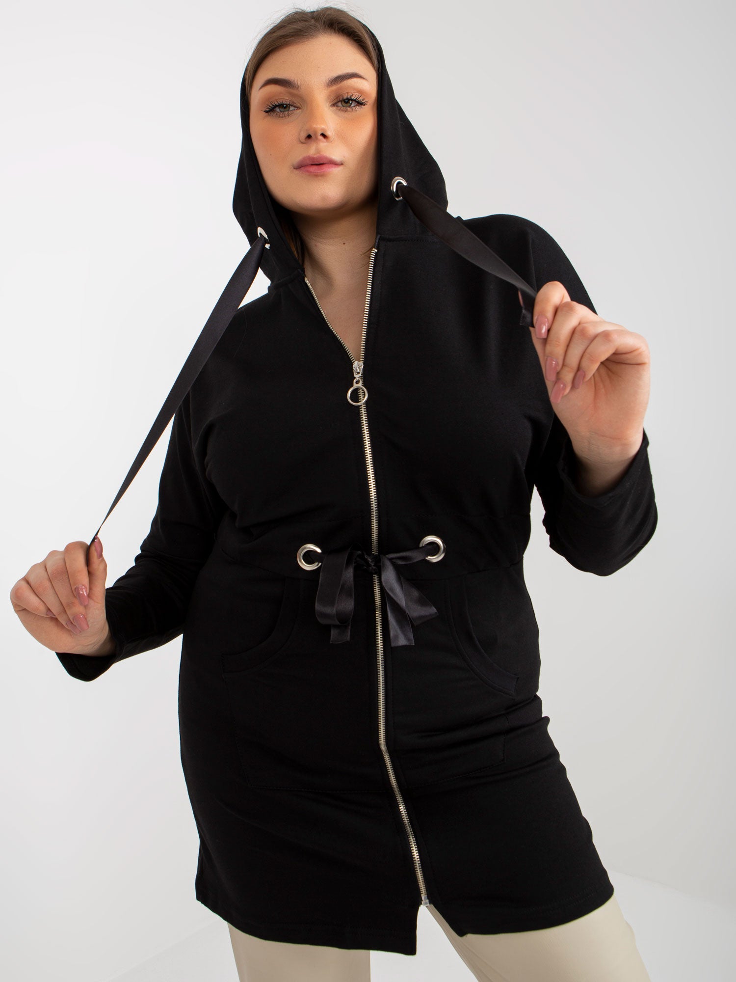 Czarna długa rozpinana bluza plus size ze ściągaczem