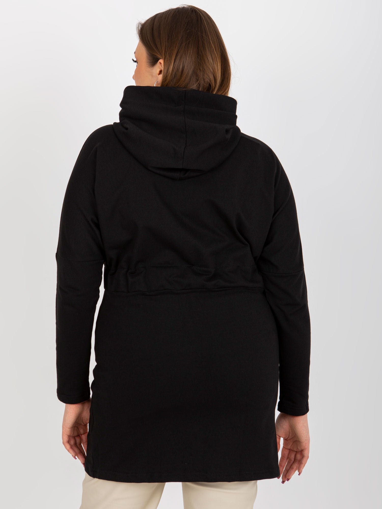 Czarna długa rozpinana bluza plus size ze ściągaczem