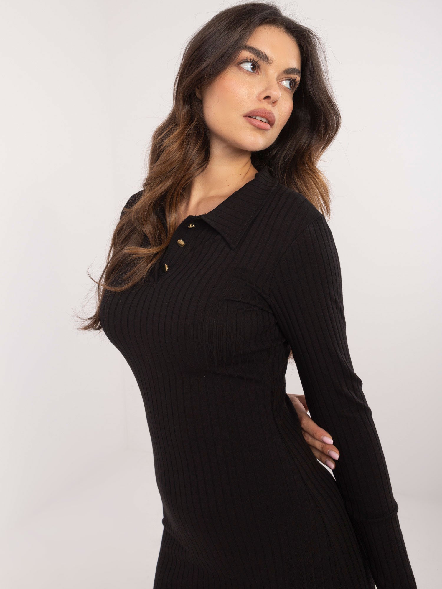 Czarna sukienka bodycon z kolekcji basic