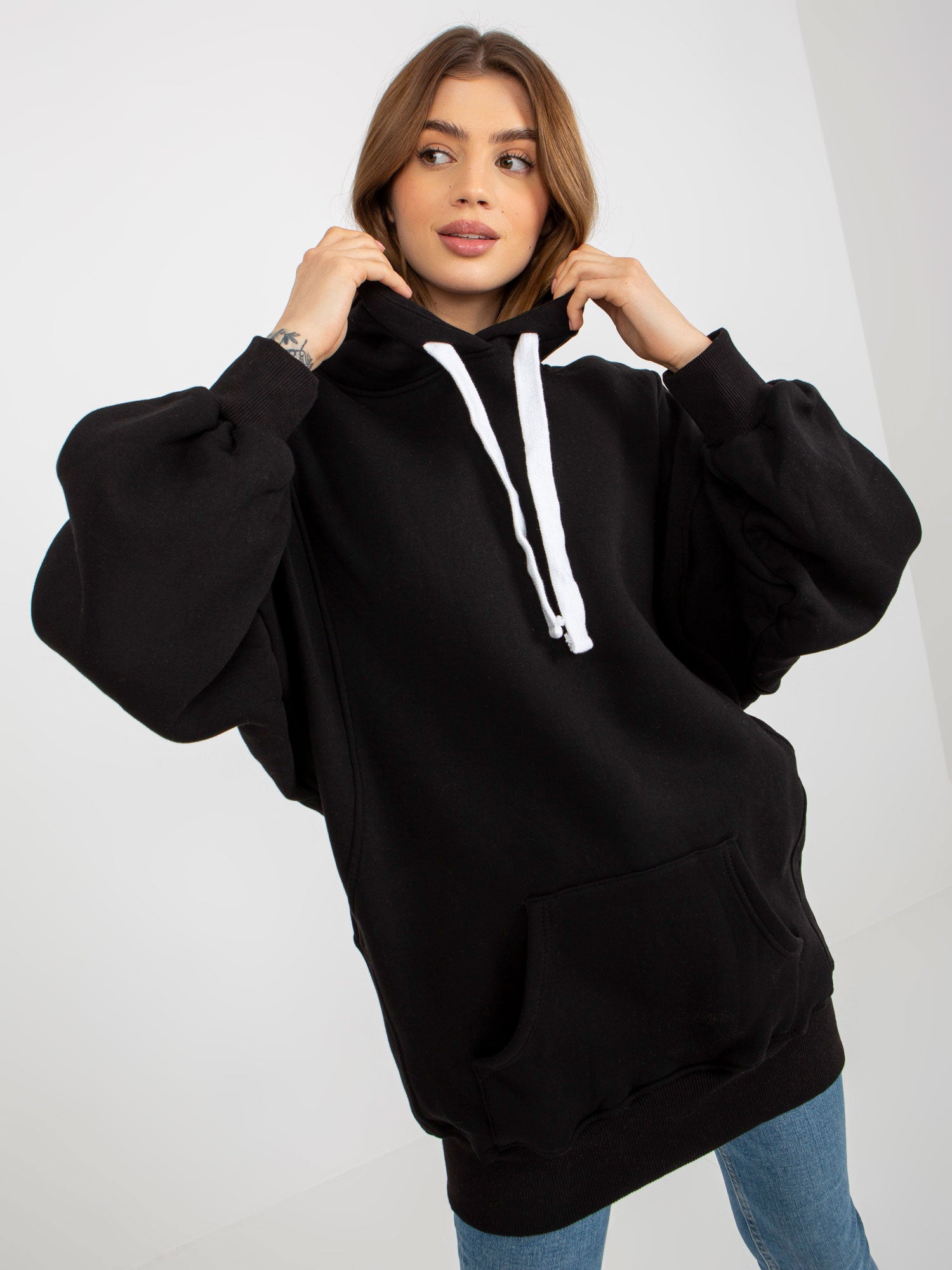 Czarna dresowa długa bluza basic o kroju oversize